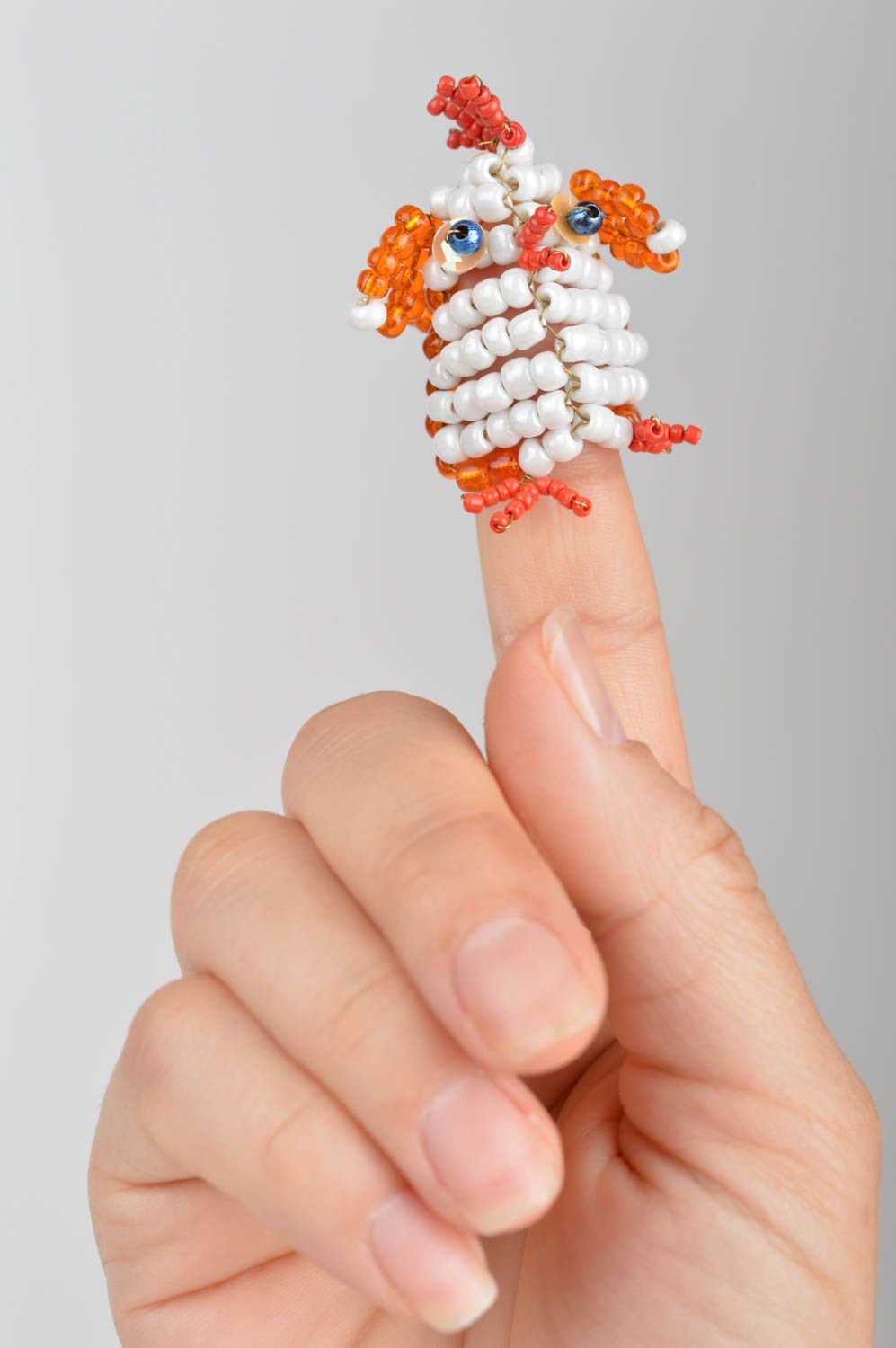 Пальчиковая игрушка петушок из бисера ручной работы оранжевая оригинальная фото 4