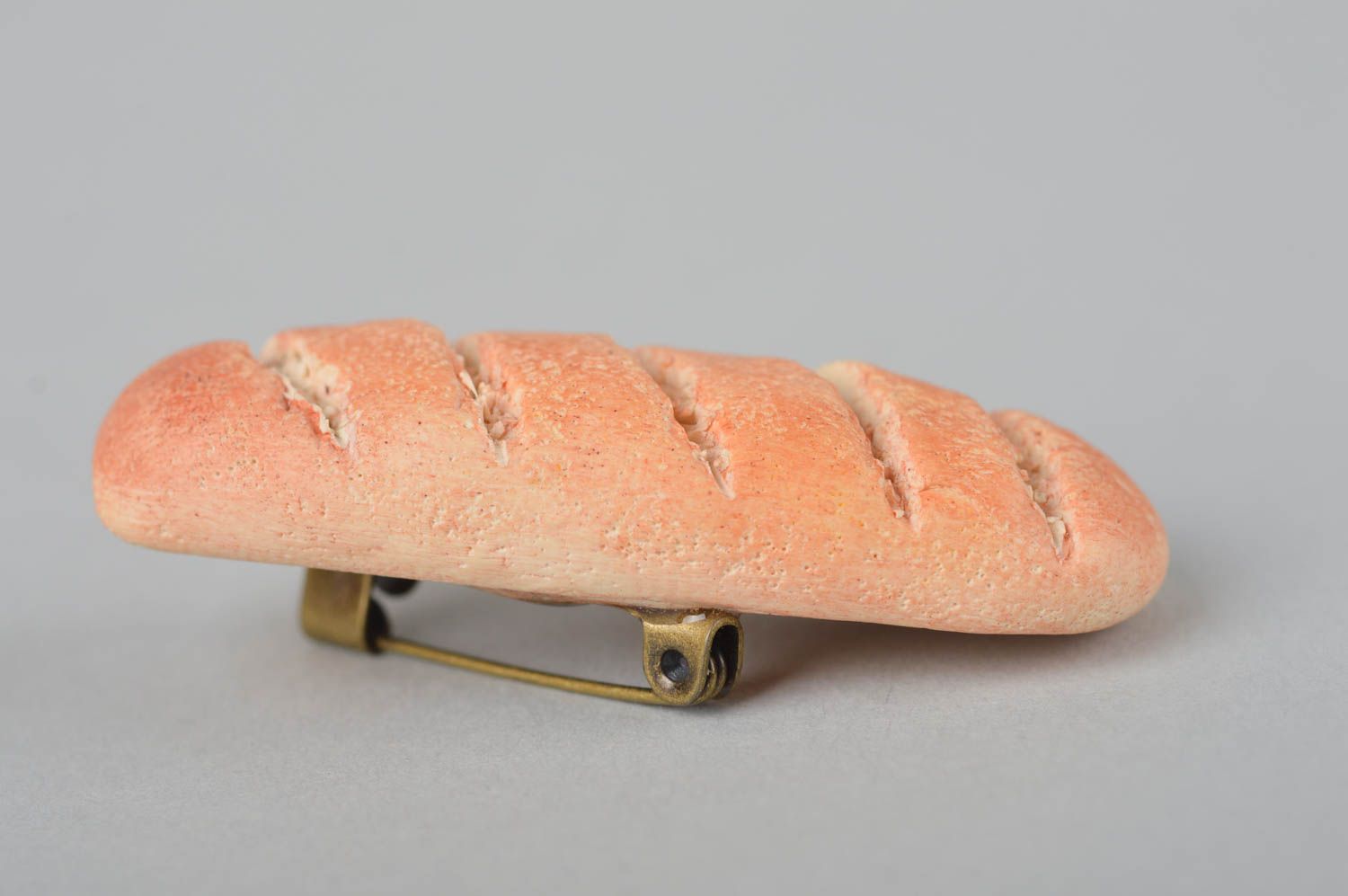 Broche originale faite main Accessoire femme pain en pâte polymère Petit cadeau photo 4