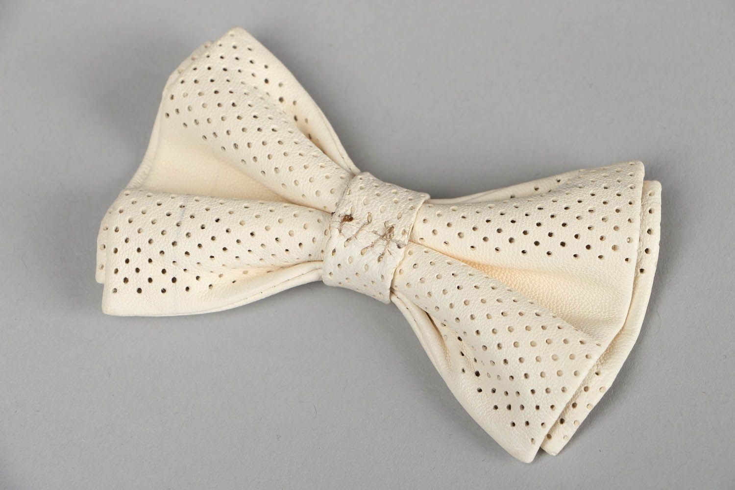Gravata borboleta branca feita de couro genuíno foto 3