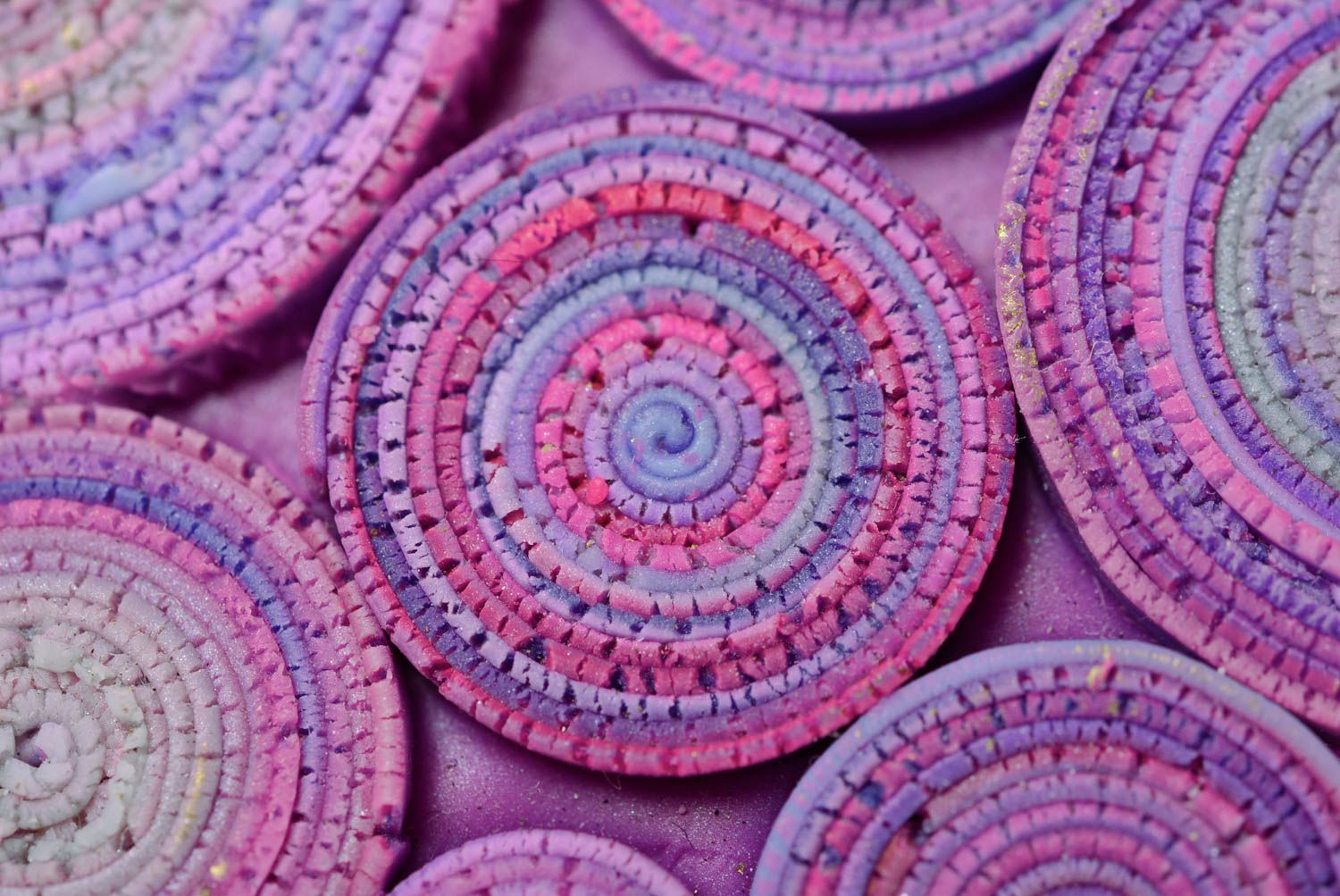 Collier fantaisie en pâte polymère violet avec lacets original fait main photo 3
