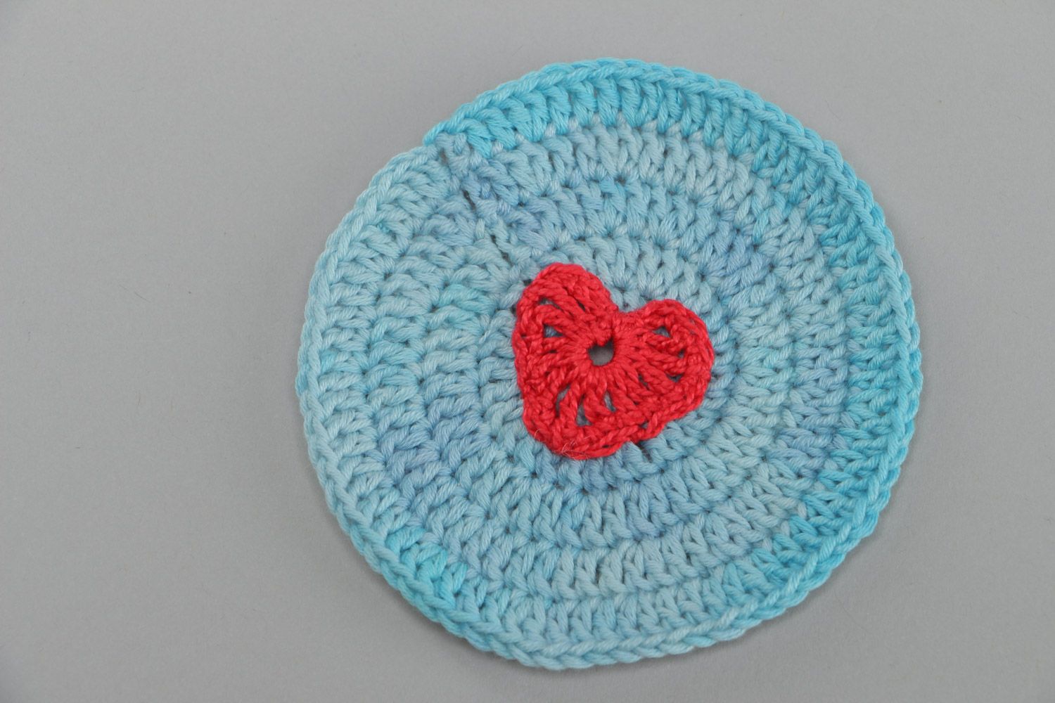 Handmade gehäkelter Untersetzer für Tassen aus Baumwolle blau rot Herz foto 2