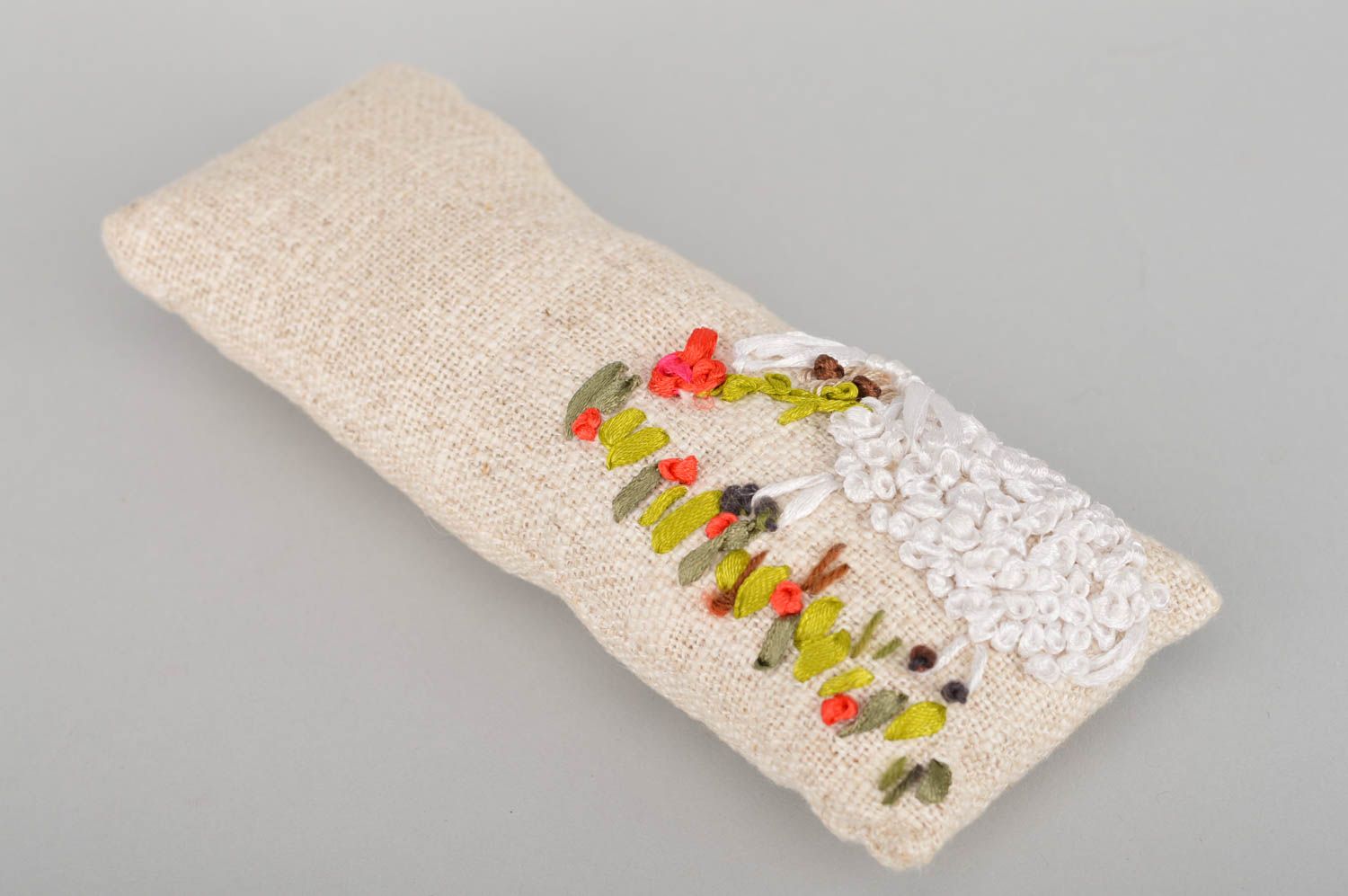 Оригинальная маленькая подушка для декора саше из мешковины с вышивкой  фото 5