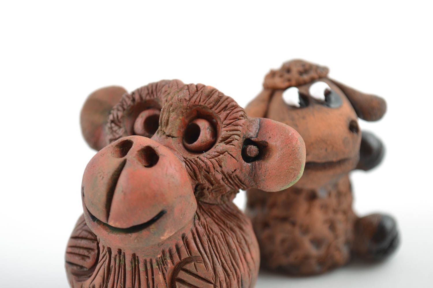 Handmade Keramik Statuetten Set Schaf und Affe aus rotem Ton Geschenk fürs Kind foto 3