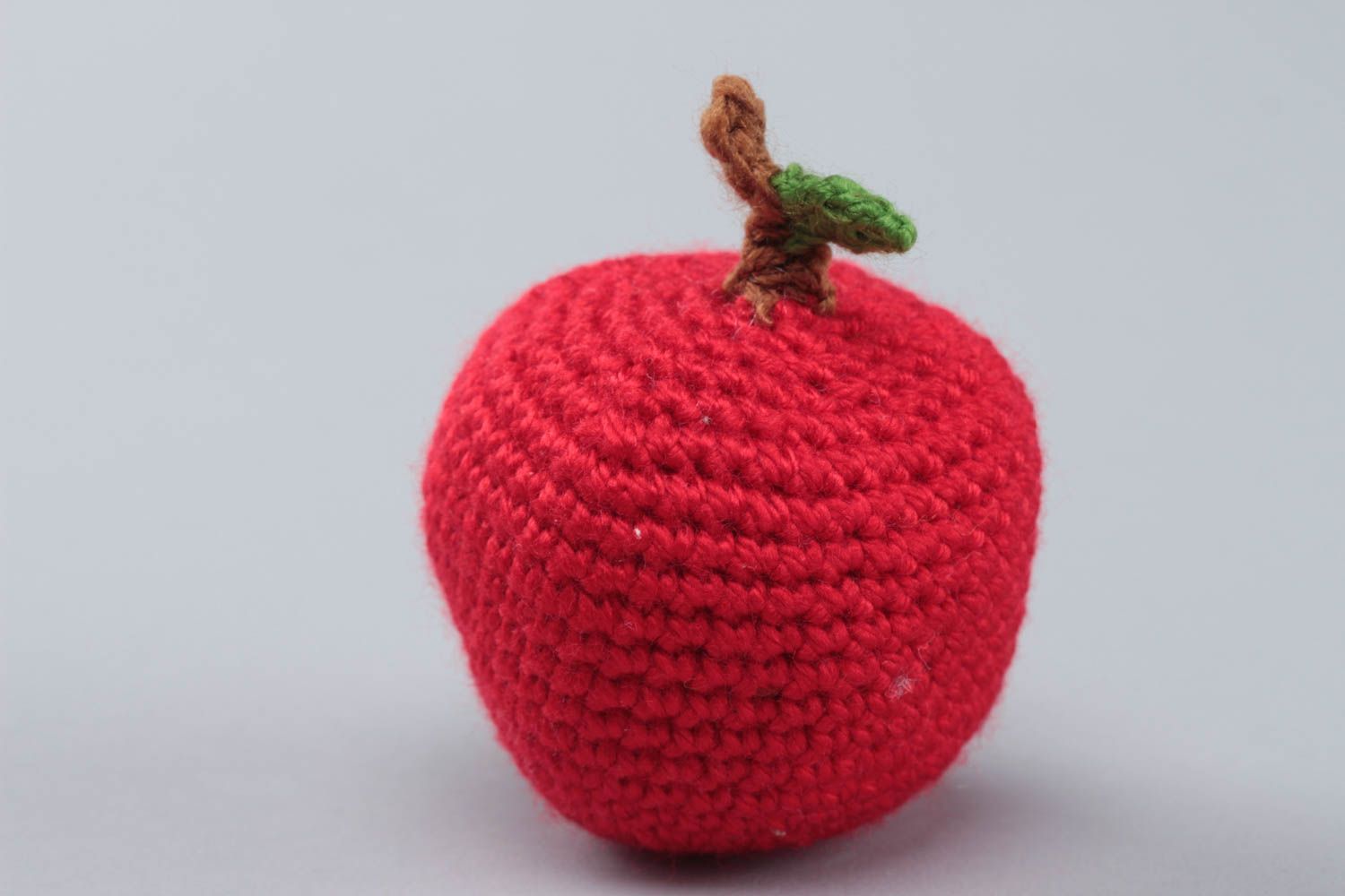 Мягкая игрушка вязаный фрукт в виде яблока ручной работы красная оригинальная  фото 2