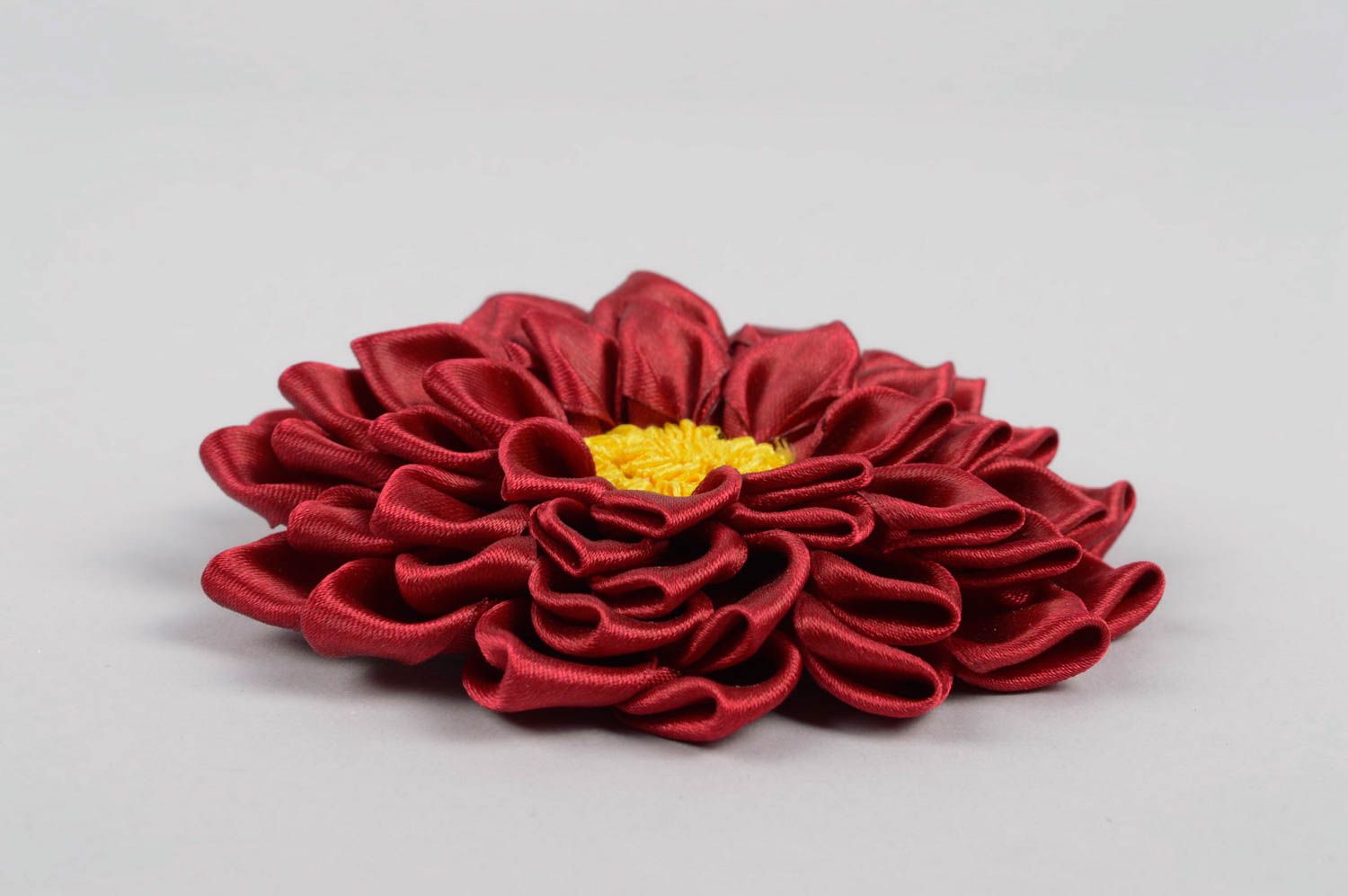 Bordeauxrote Blume Haarspange handgemachter Schmuck Accessoire für Mädchen  foto 3