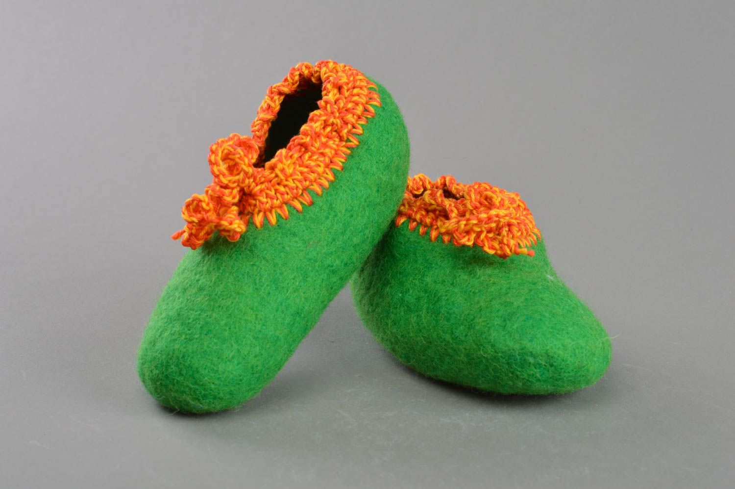 Chaussons bébé tricotés faits main en laine verts beaux et pratiques originaux photo 1