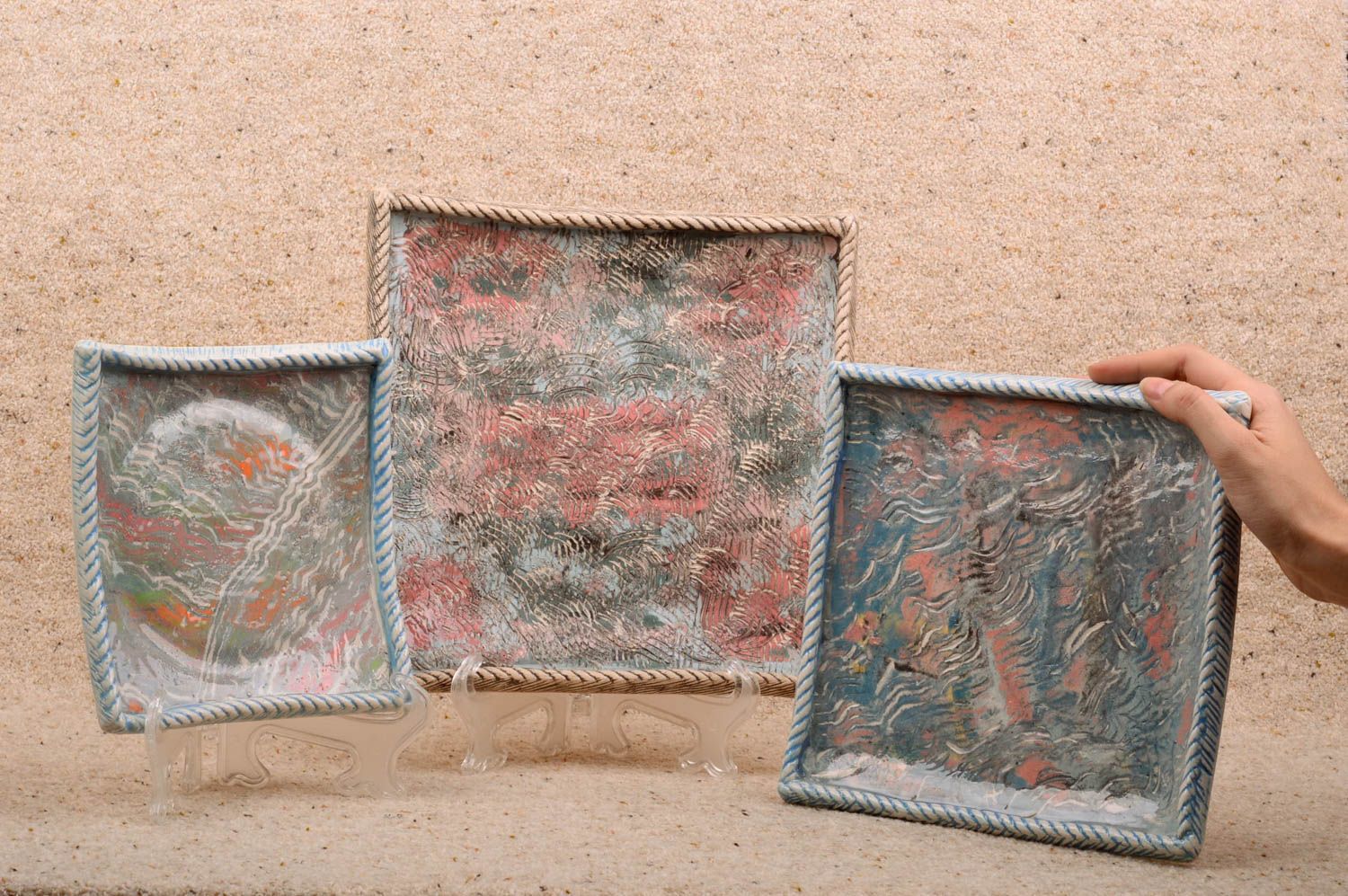 Квадратные глиняные тарелки ручной работы с росписью 3 изделия разного размера фото 1