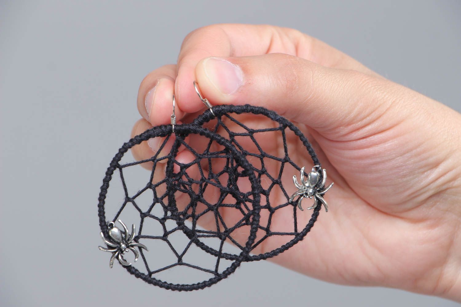 Ungewöhnliche schwarze runde Ohrringe Traumfänger aus Textil Fäden handmade für Frauen foto 5