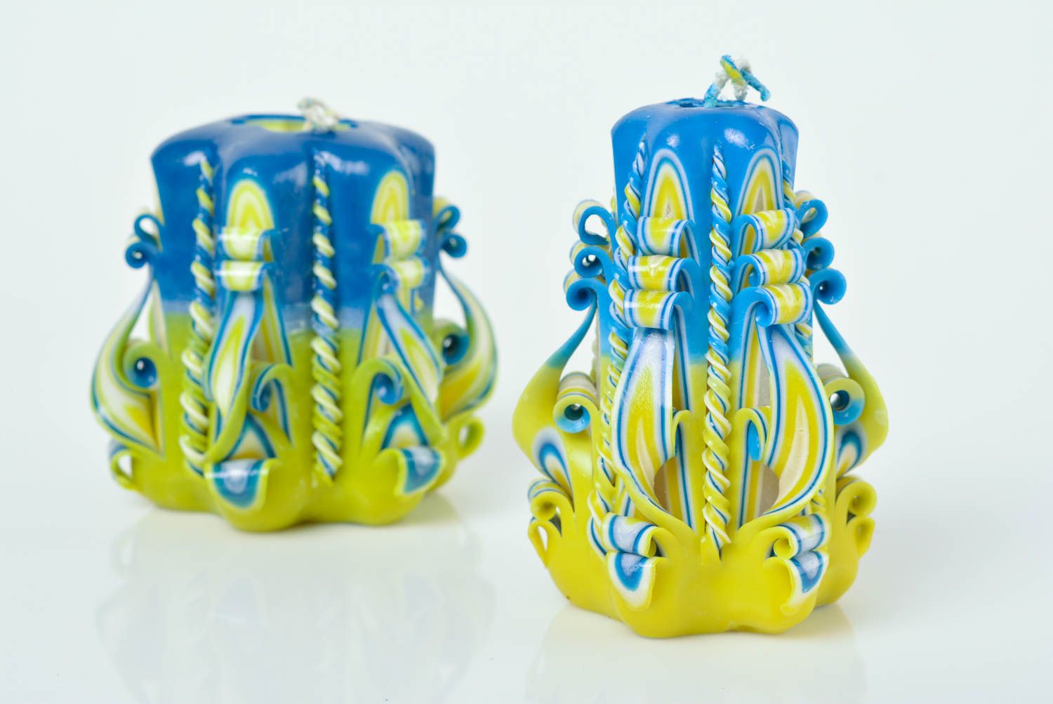 Schöne geschnitzte handmade Kerzen Set 2 Stück aus Paraffin gelb blau originell  foto 1