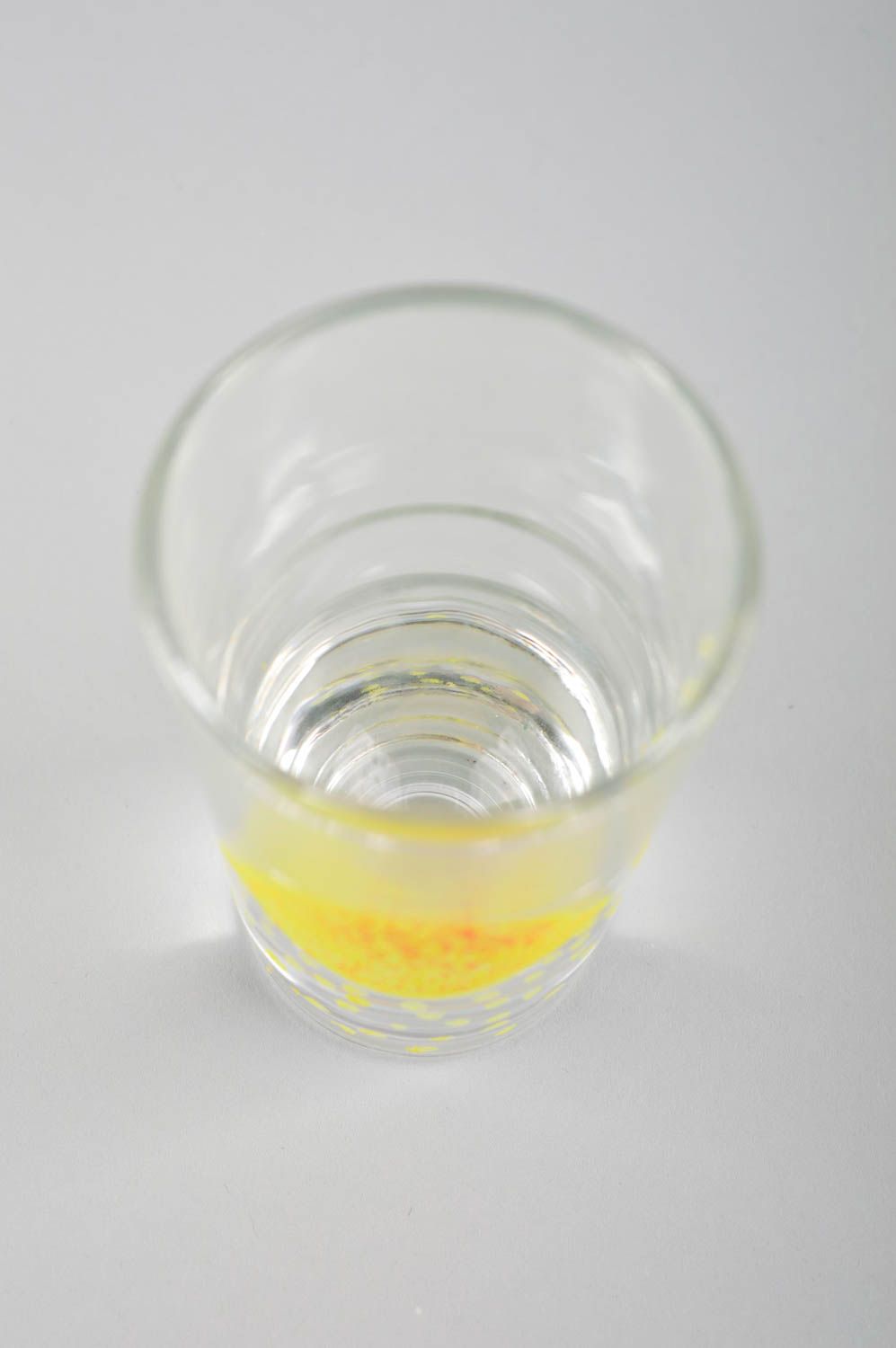 Petit Verre shooter fait main avec peinture jaune Vaisselle en verre design photo 5