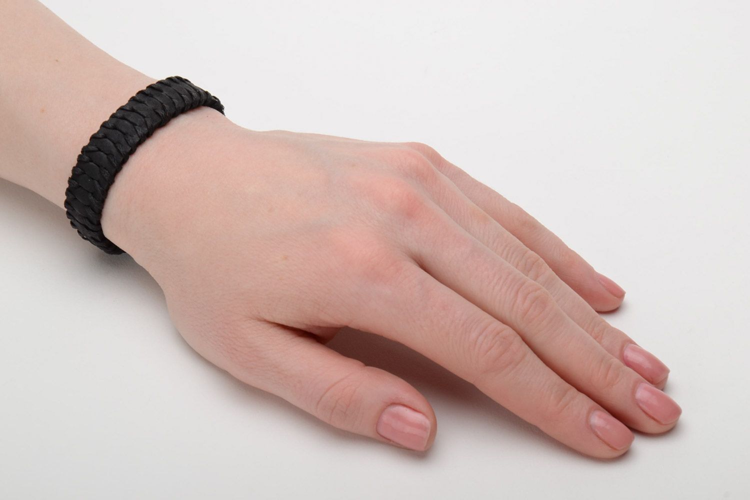 Черный наручный браслет из натуральной кожи ручной работы авторского дизайна фото 2