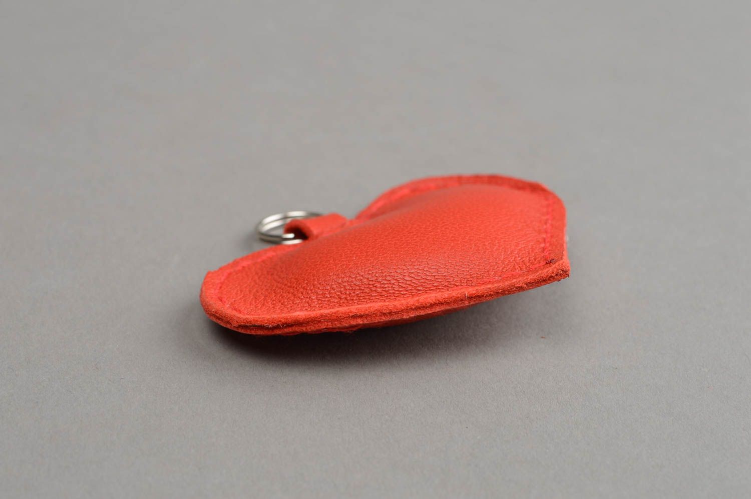 Porte-clés coeur rouge en cuir naturel fait main cadeau romantique et original photo 3