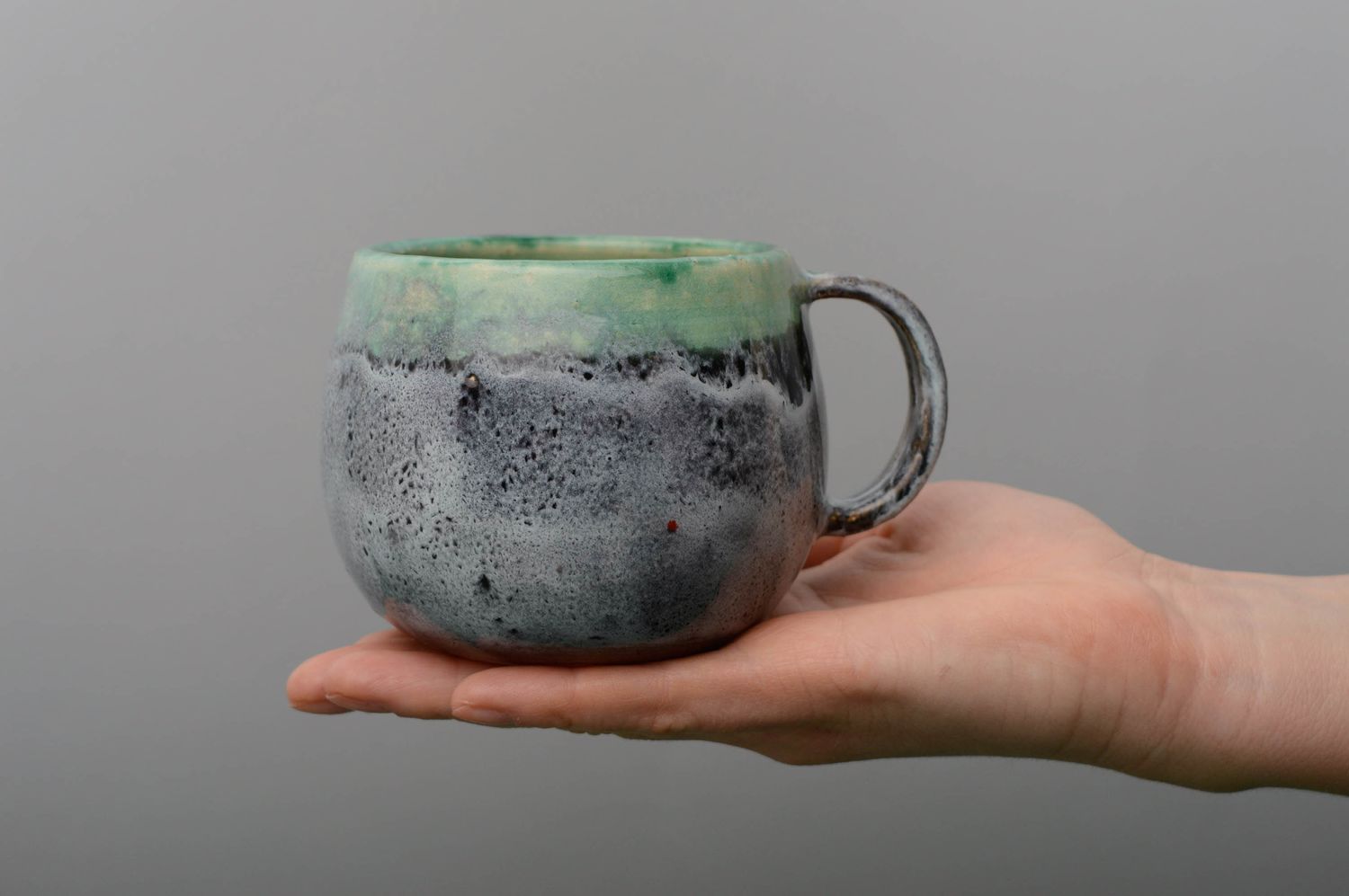 Глазурованная чашка из глины зеленая  фото 4