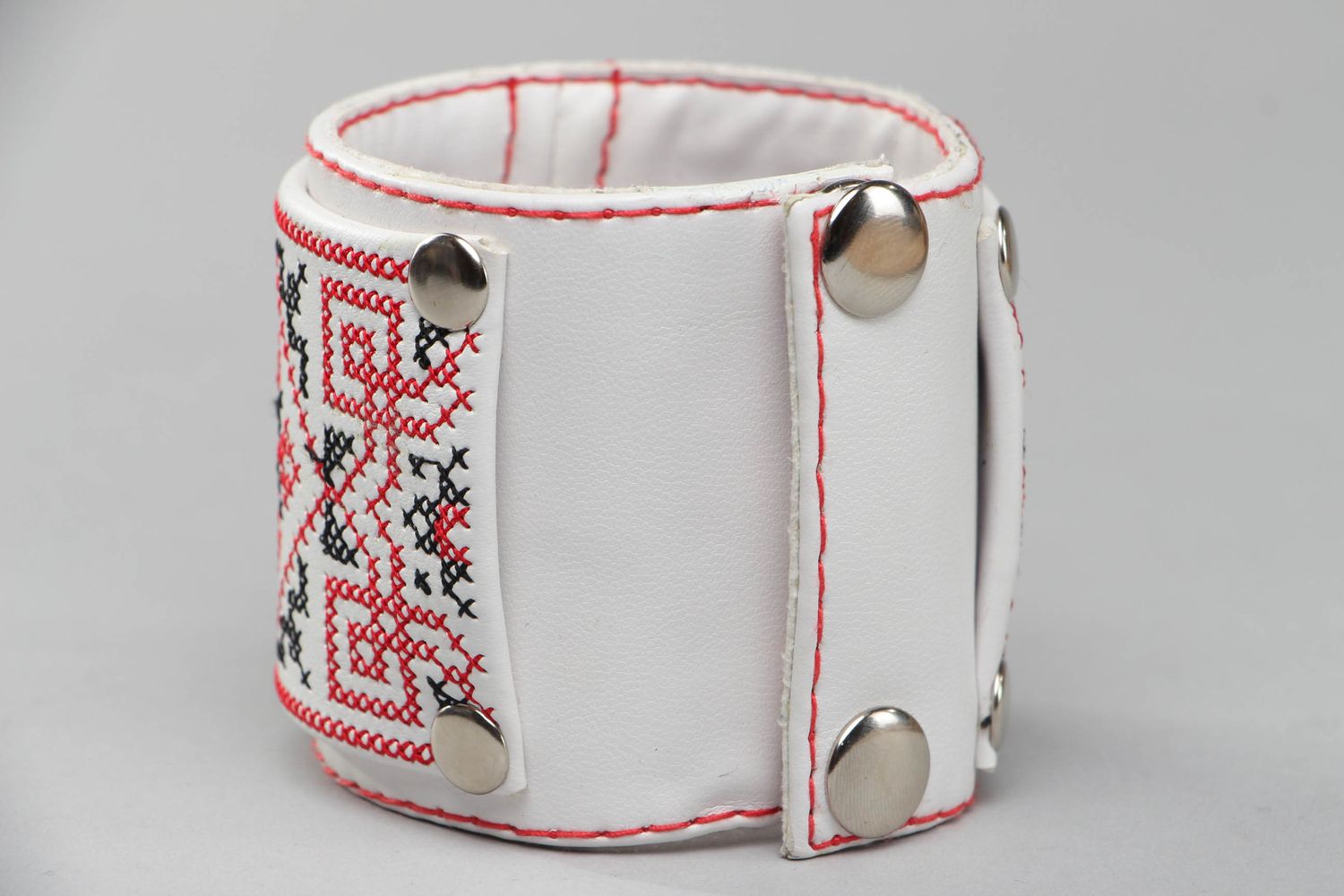 Fancy leather bracelet of white color with embroidery photo 2