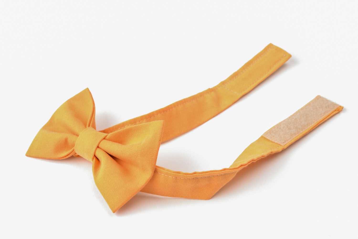 Gravata-borboleta artesanal em cor de laranja  foto 3