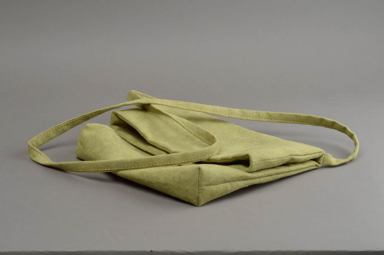 Hellgrüne originelle Tasche handmade aus künstlichem Wildleder und Baumwolle foto 2