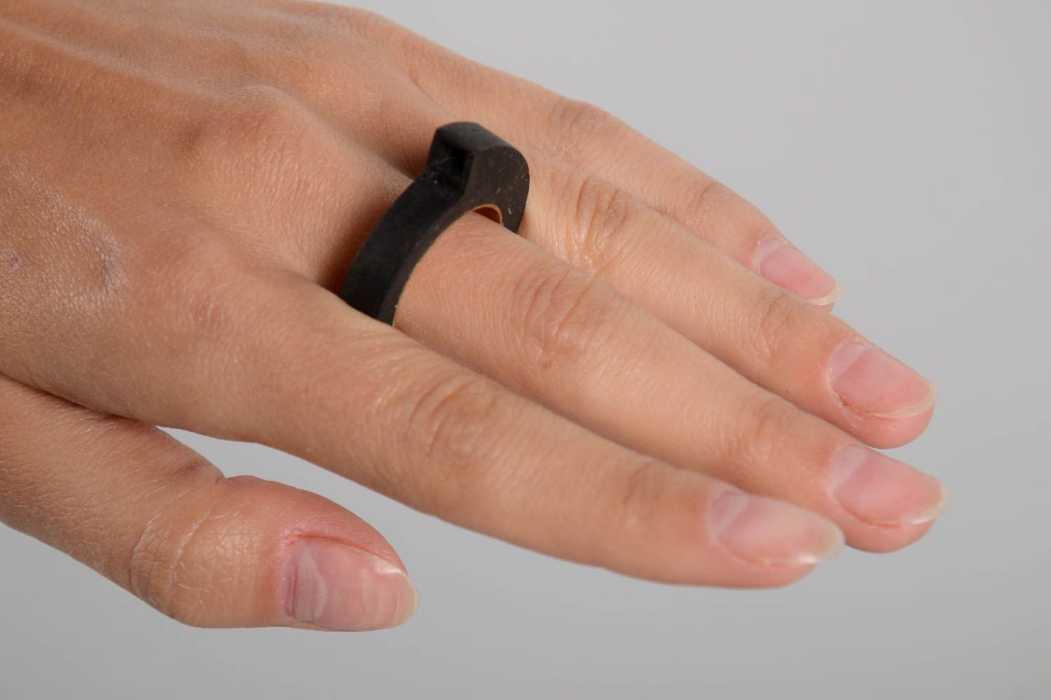 Бетонное кольцо ручной работы массивное украшение черный женский перстень фото 3