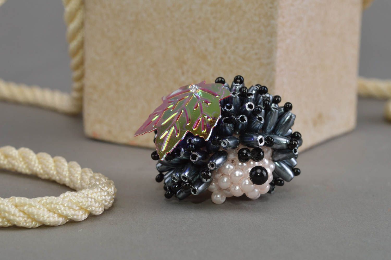Hérisson en perles de rocaille gris avec feuille figurine décorative faite main photo 1