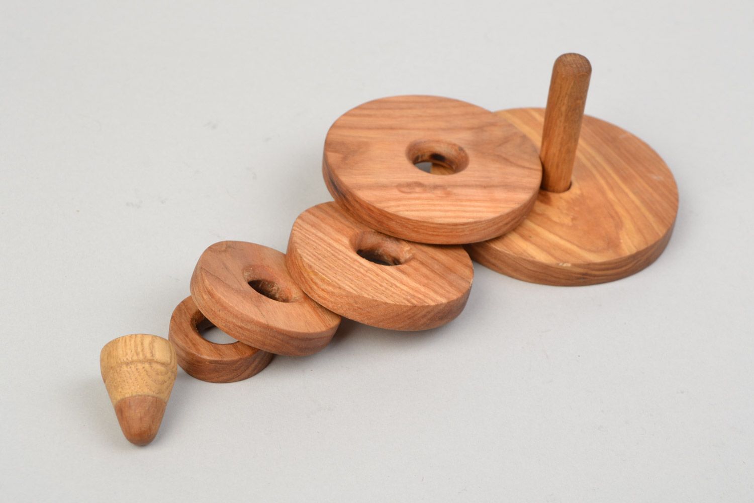 Handgemachtes lern Spielzeug Steckturm aus Holz und sechs Elementen für Kinder foto 4