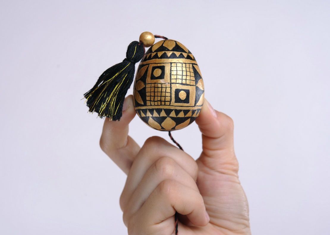 Ceramic egg with cord photo 3