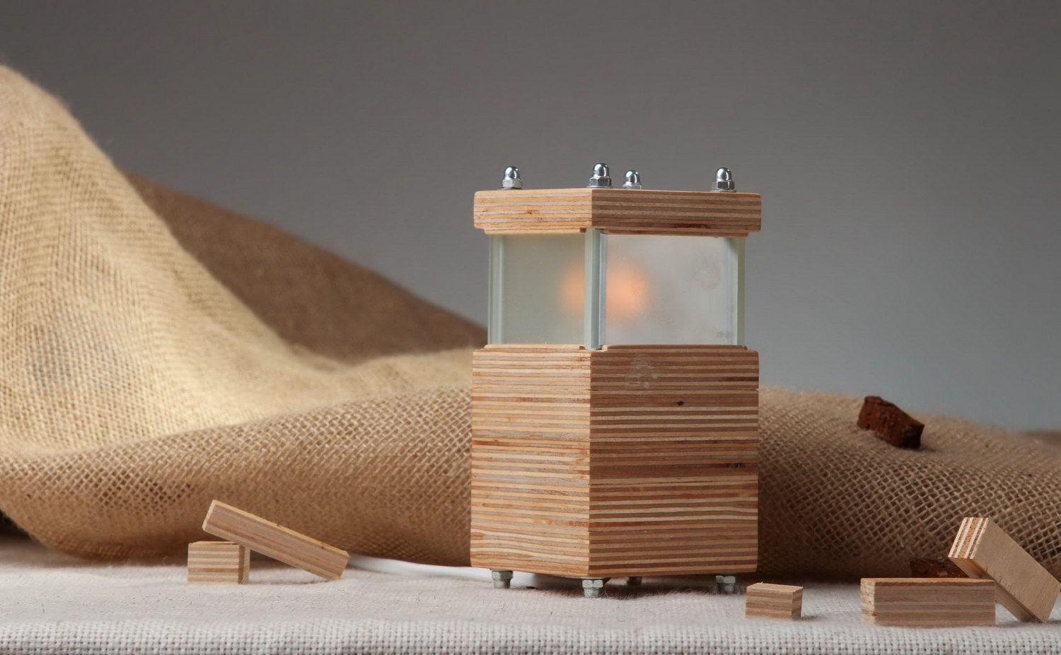 Lampe de table réalisée en bois photo 6