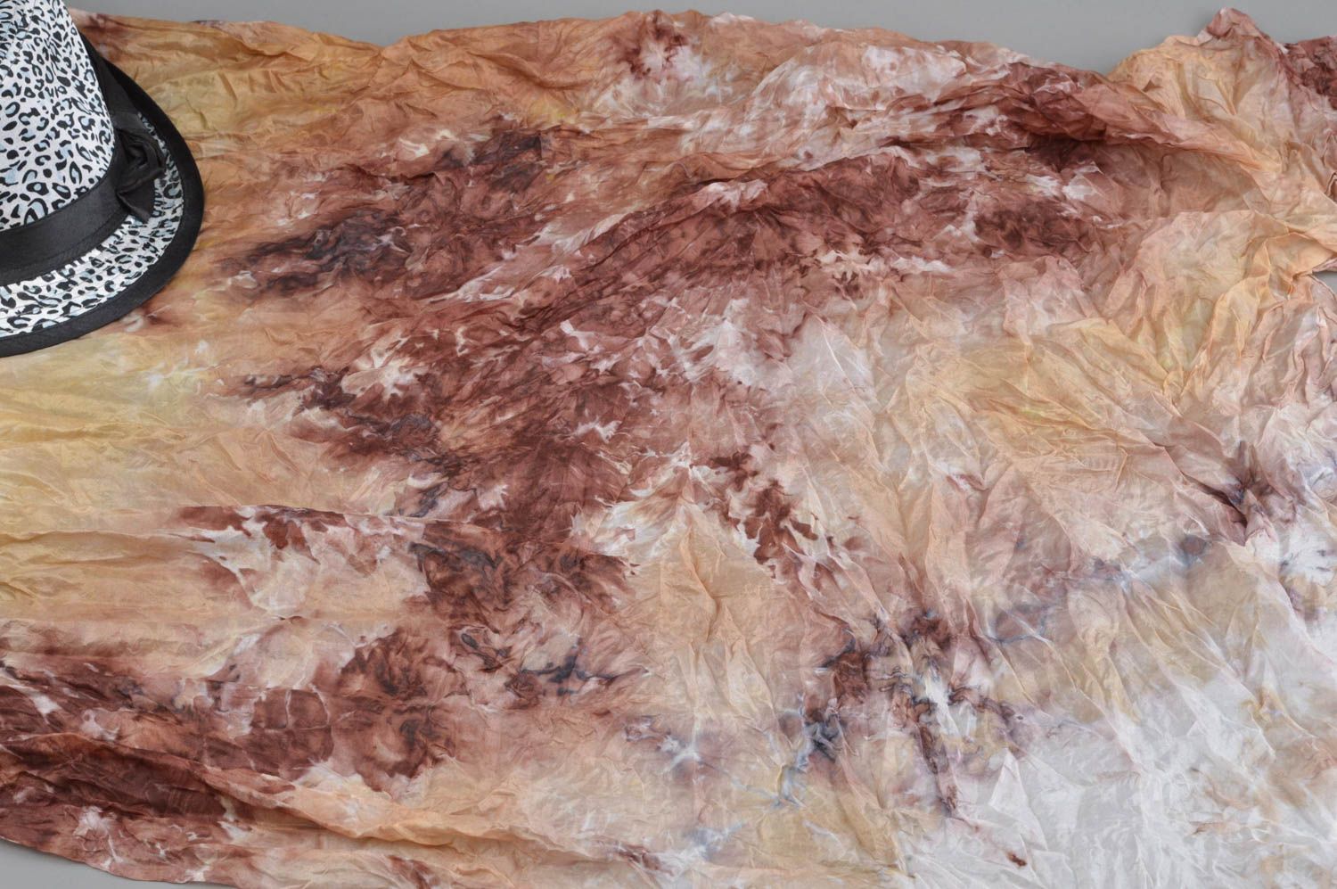 Châle en soie fait main peinture technique de batik brun original pour femme photo 3