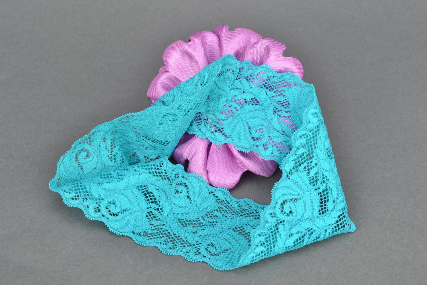 Женская повязка на голову с фиолетовым цветком из атласа фото 4