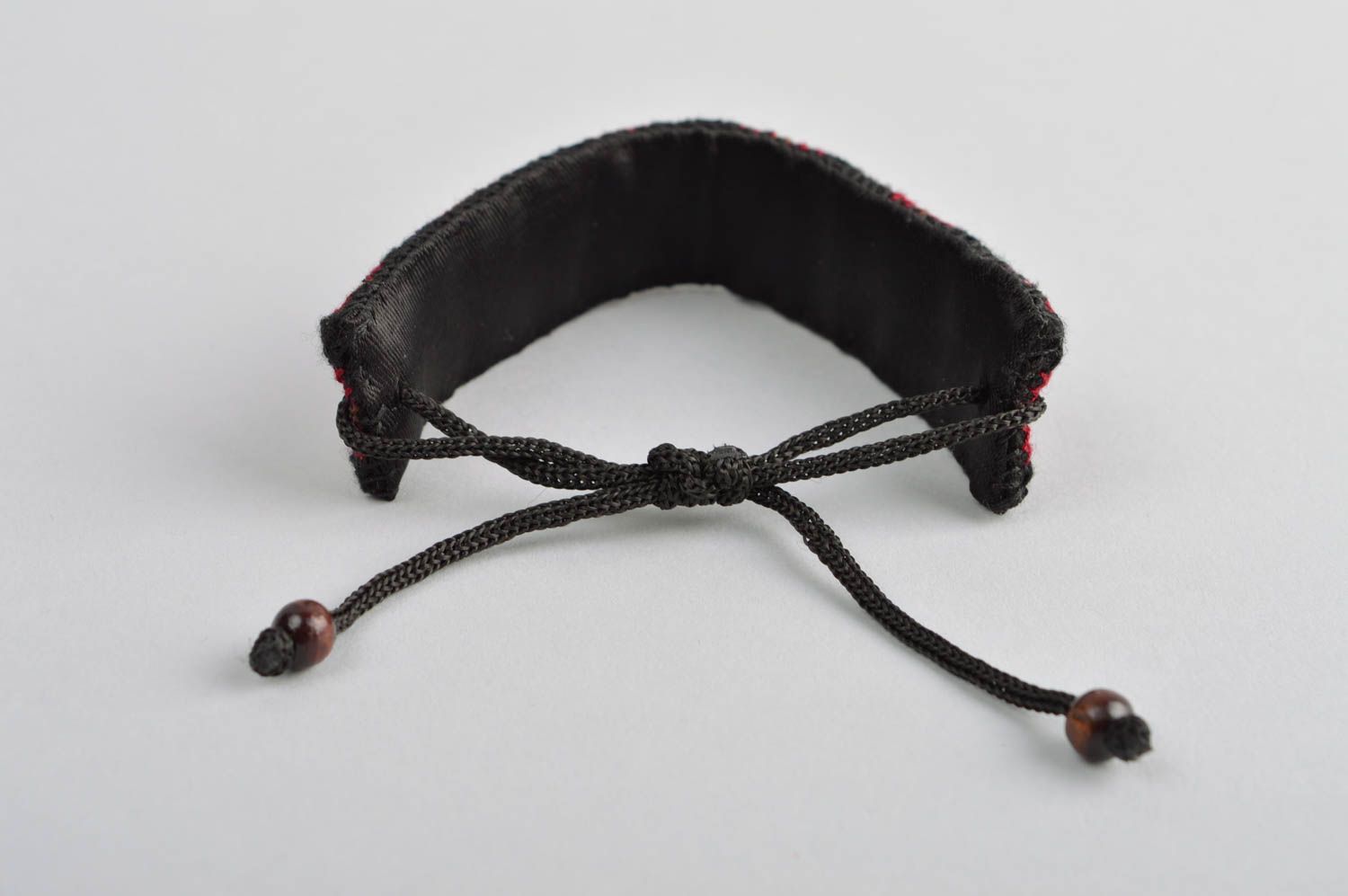 Bracelet large femme Accessoire fait main noir à motif ethnique Cadeau femme photo 3