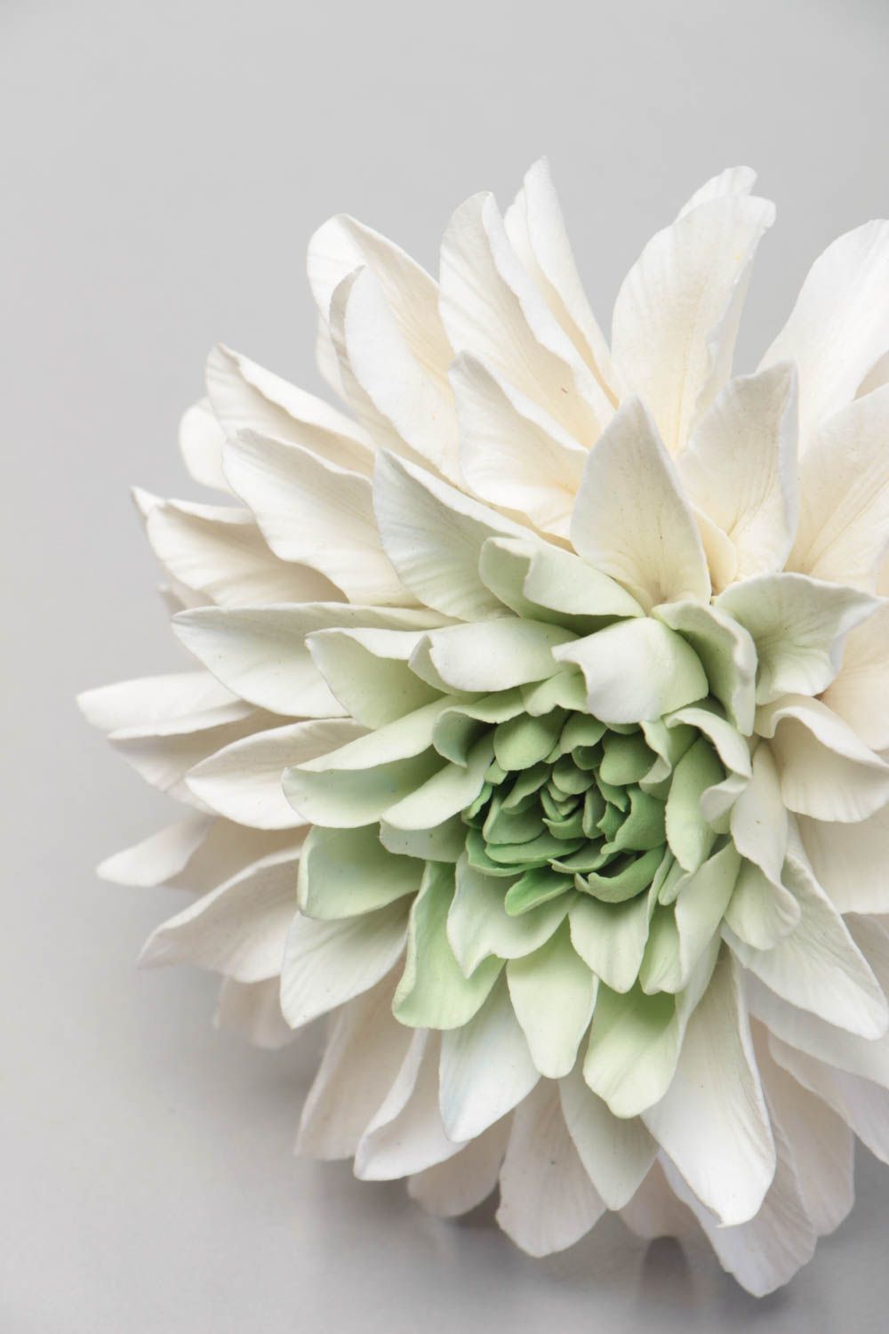 Цветок из японской полимерной глины ручной работы для дома белая хризантема фото 3
