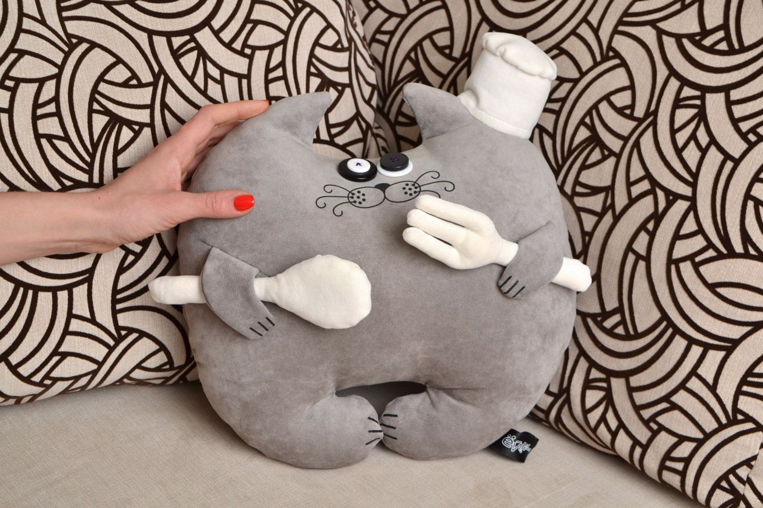 Интерьерная игрушка-подушка в виде серого кота повара из флока ручной работы фото 2