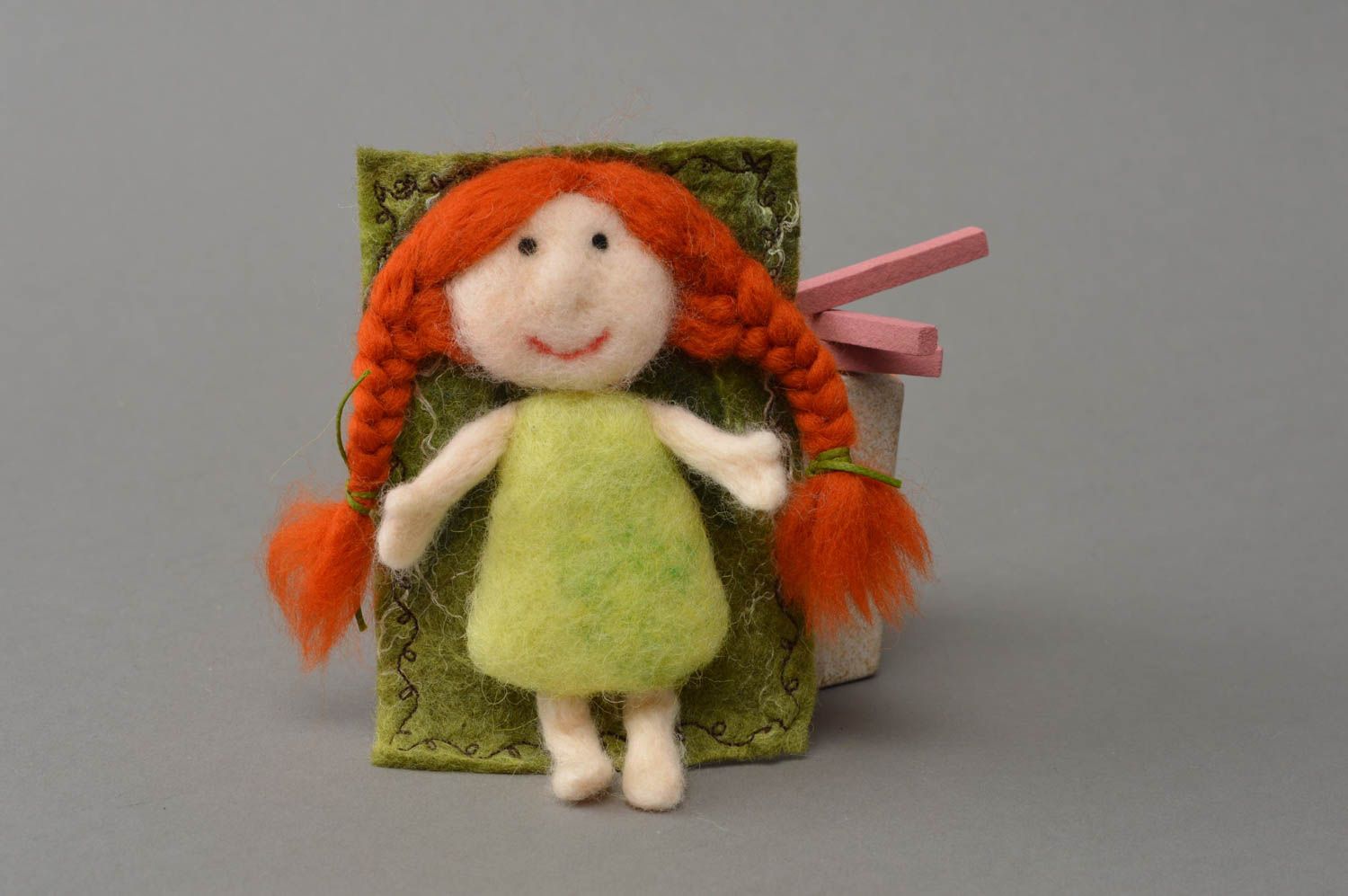 Aimant frigo en laine feutrée naturelle faite main verte poupée aux cheveux roux photo 1