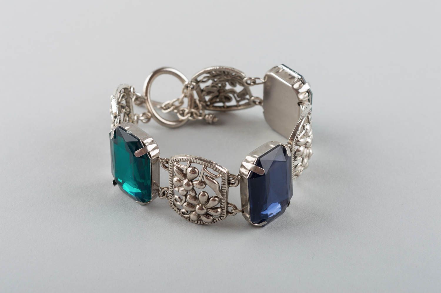 Elegantes schönes stilvolles handgemachtes Armband aus Natursteinen mit Perlen foto 3