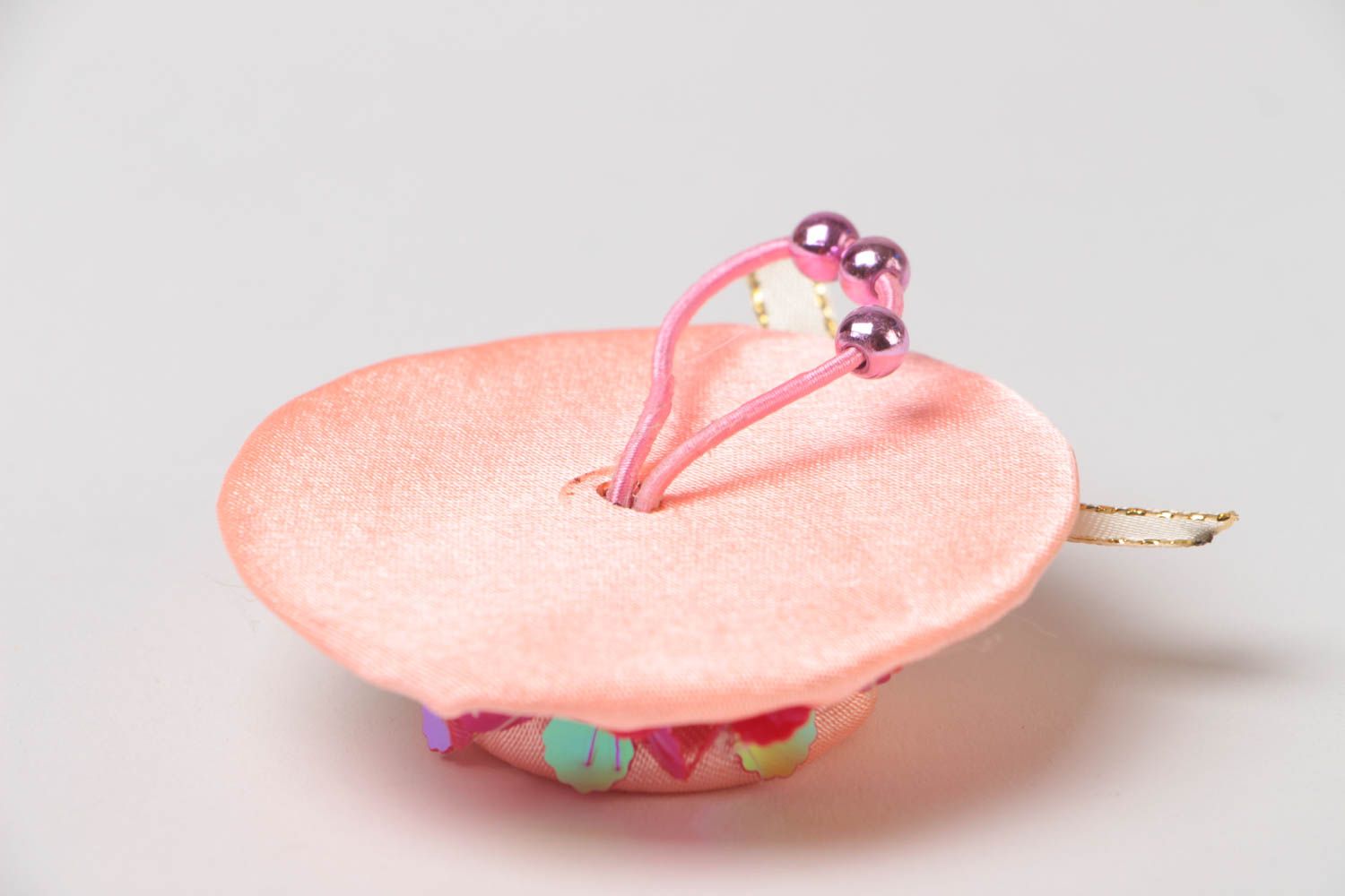 Яркая детская тканевая резинка для волос в виде розовой шляпки ручной работы фото 4