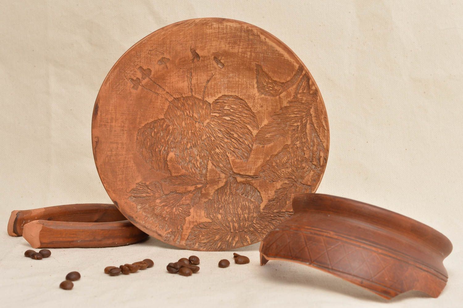 Assiette en céramique brune à motif floral originale jolie faite main ronde photo 1