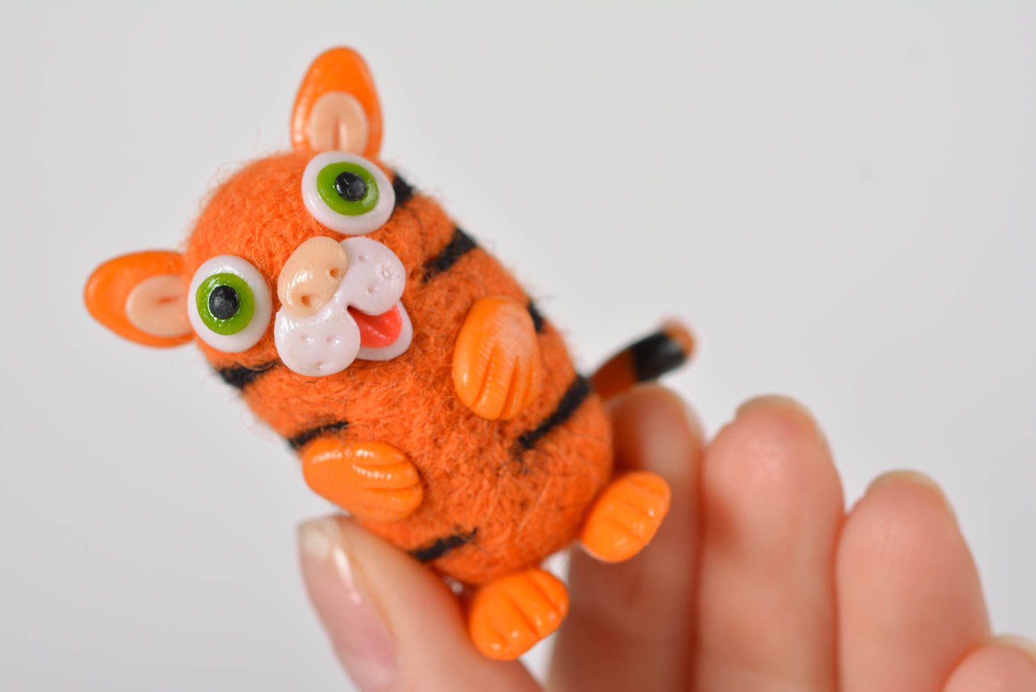 Figurine tigre Petit jouet fait main pâte polymère laine feutrée Cadeau original photo 4