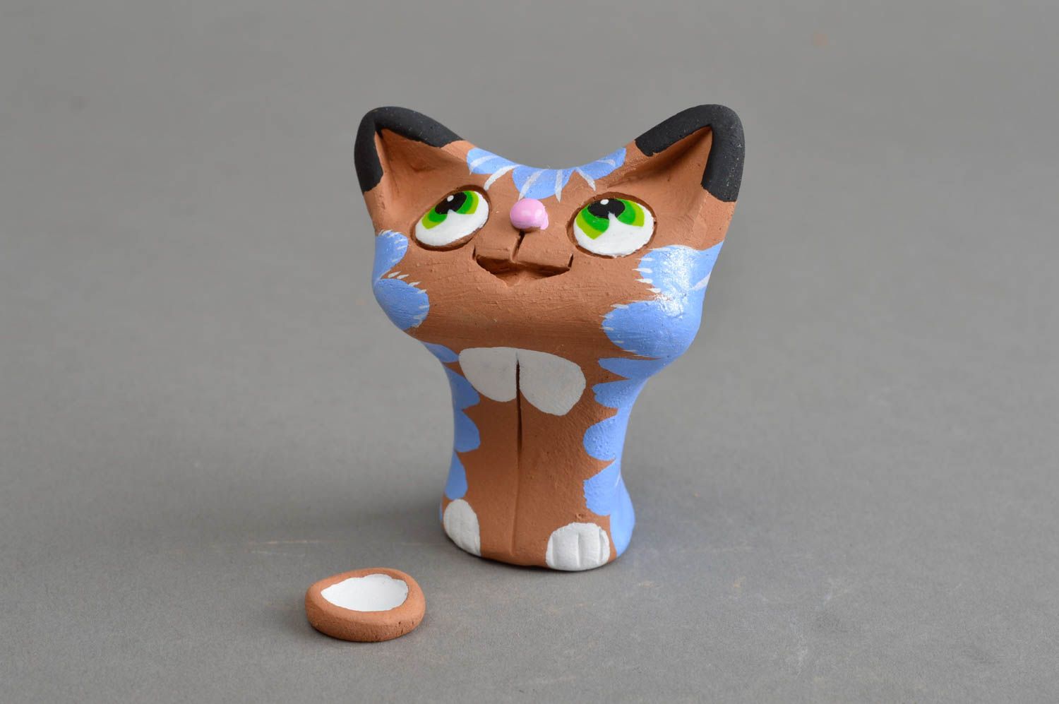 Веселая керамическая статуэтка ручной работы кот синий с маленькой миской фото 2