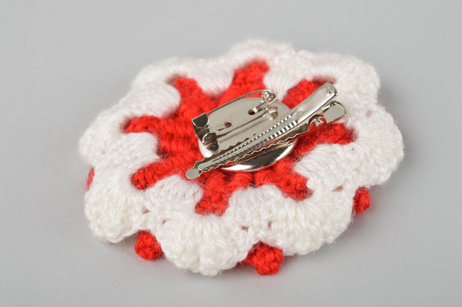 Broche Barrette fleur faite main tricotée au crochet rouge Cadeau femme photo 3