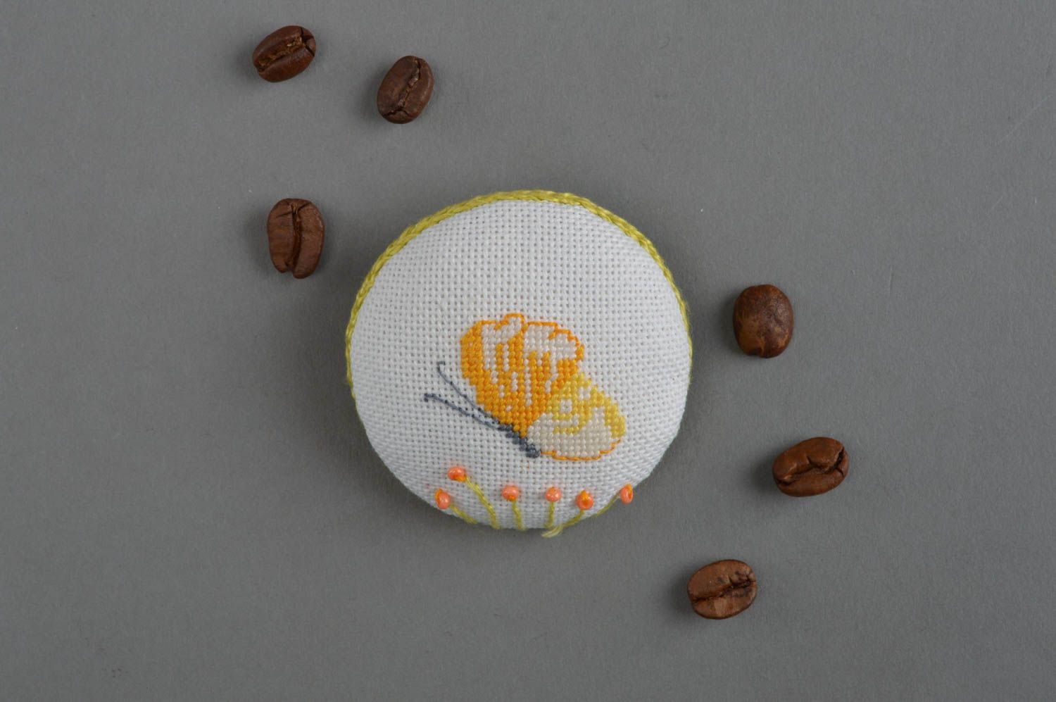 Мягкая текстильная круглая брошь ручной работы с вышивкой оригинальная Бабочка фото 1