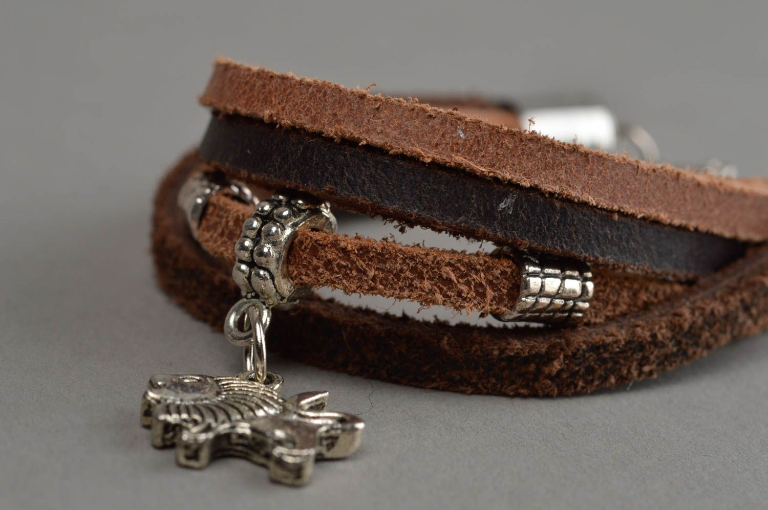 Braunes modisches mehrreihiges Armband aus Leder handmade mit Löwe Anhänger foto 8