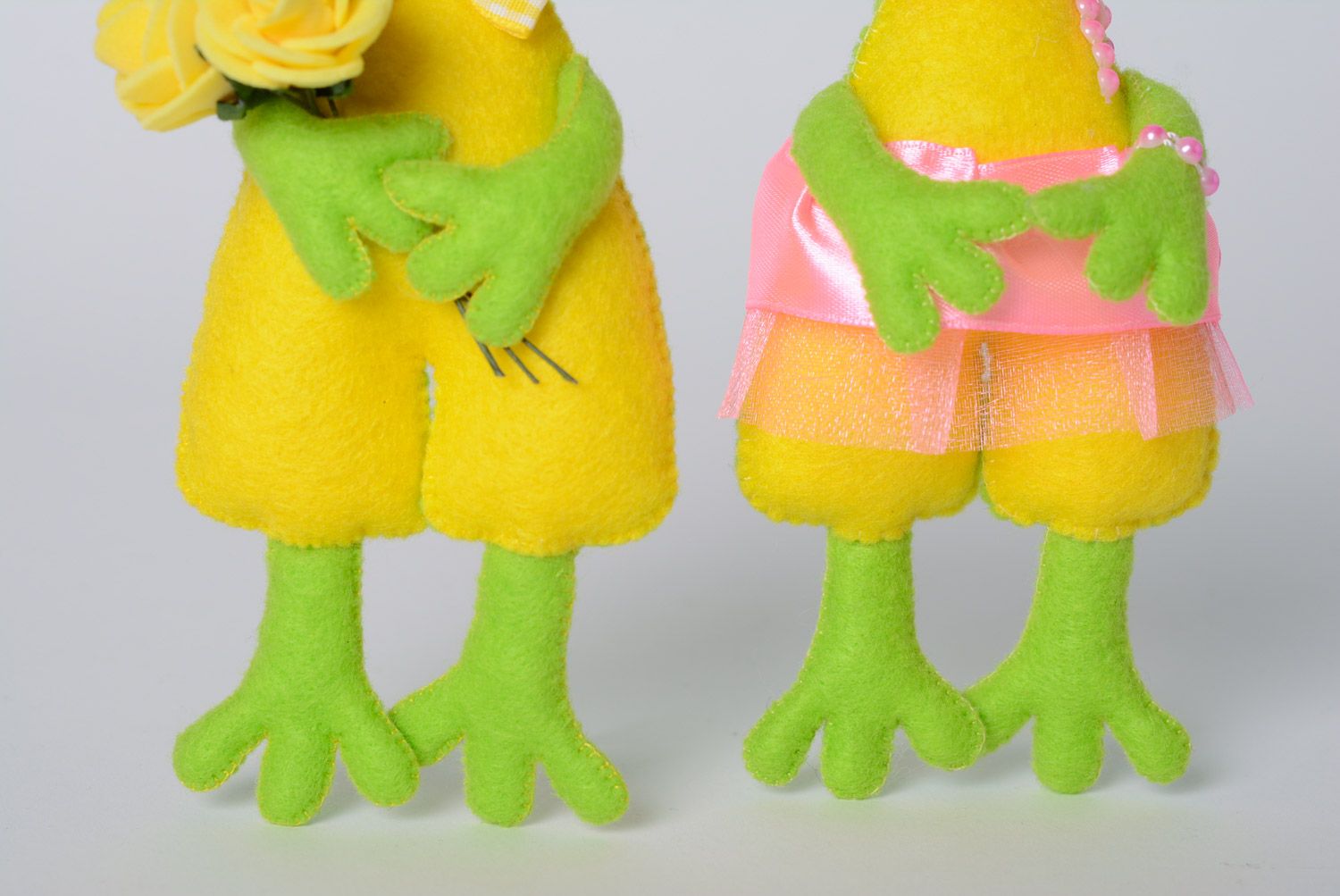 Маленькие мягкие лягушки игрушки ручной работы желто-зеленые комплект из 2 штук фото 4