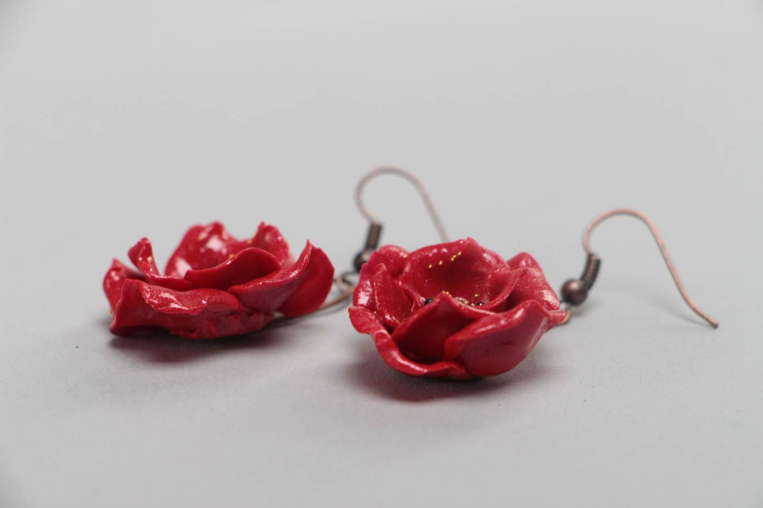 Rote schöne ungewöhnliche einzigartige Blumen Ohrringe aus Polymerton handmade foto 3
