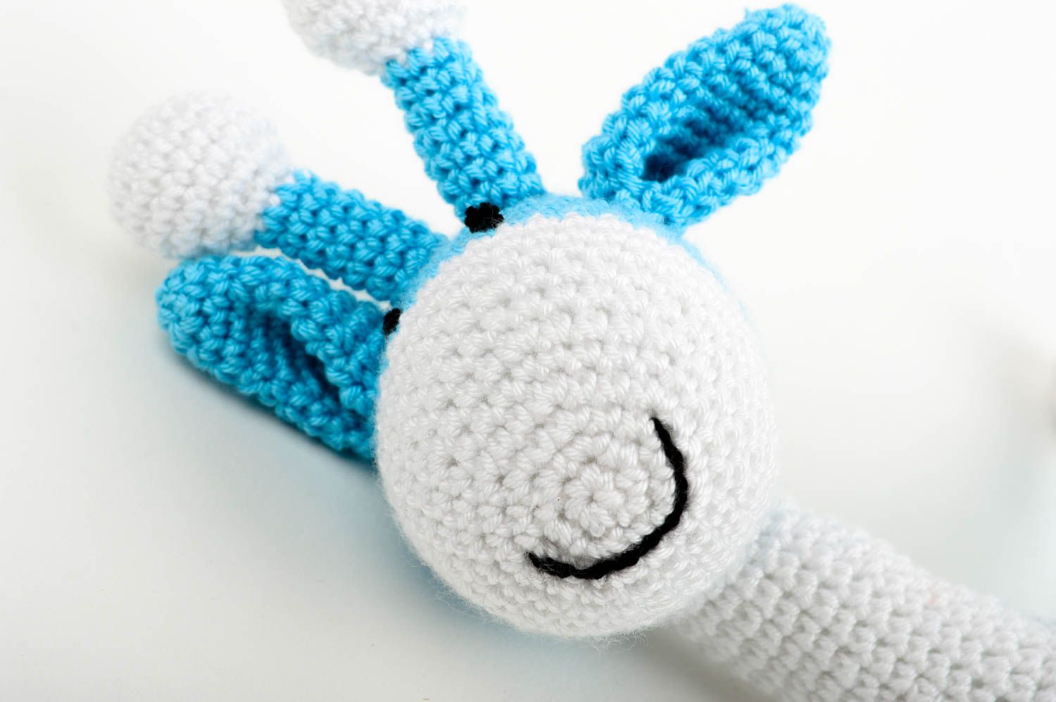 Peluche girafe faite main Jouet au crochet bleu-blanc Cadeau pour enfant photo 4