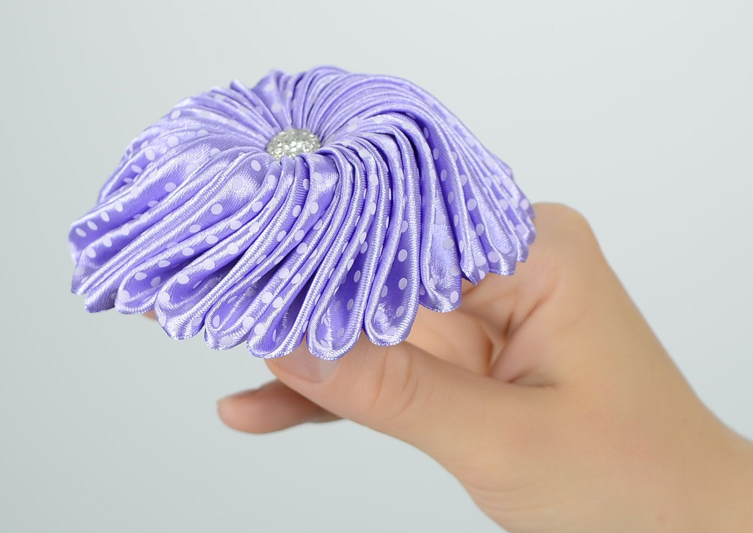 Bijou à cheveux avec fleur en satin violet photo 4
