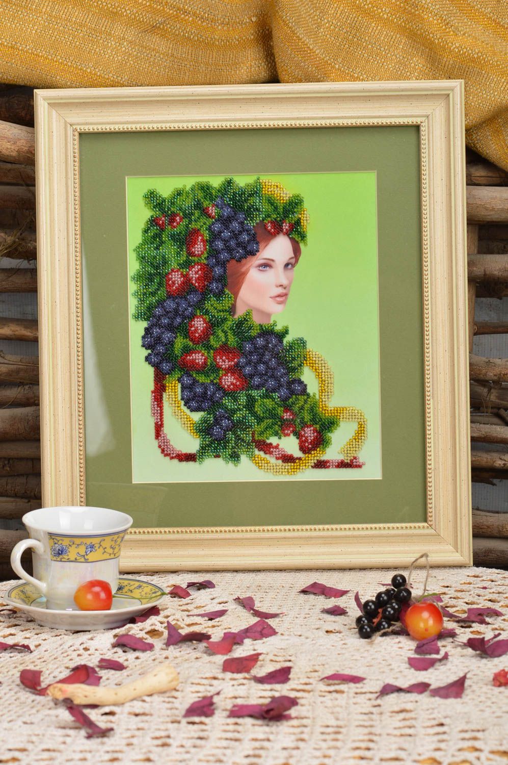 Cuadro decorativo bordado enmarcado bajo cristal hecho a mano Chica con frutas foto 1
