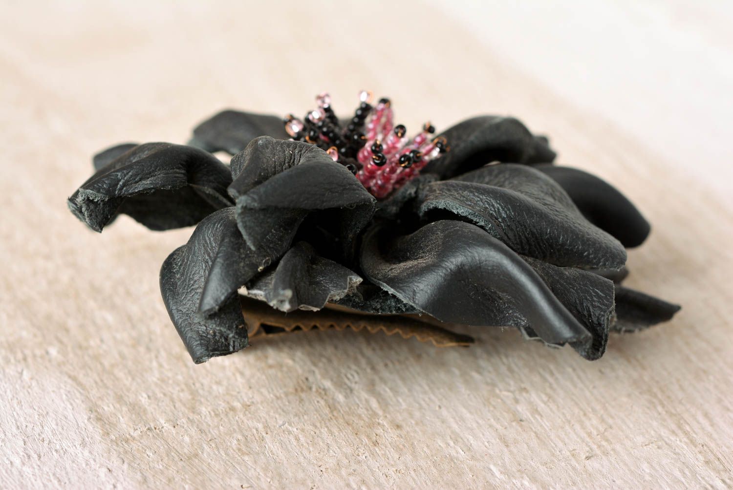 Брошь ручной работы черная бижутерия из кожи заколка для волос элегантная цветок фото 5