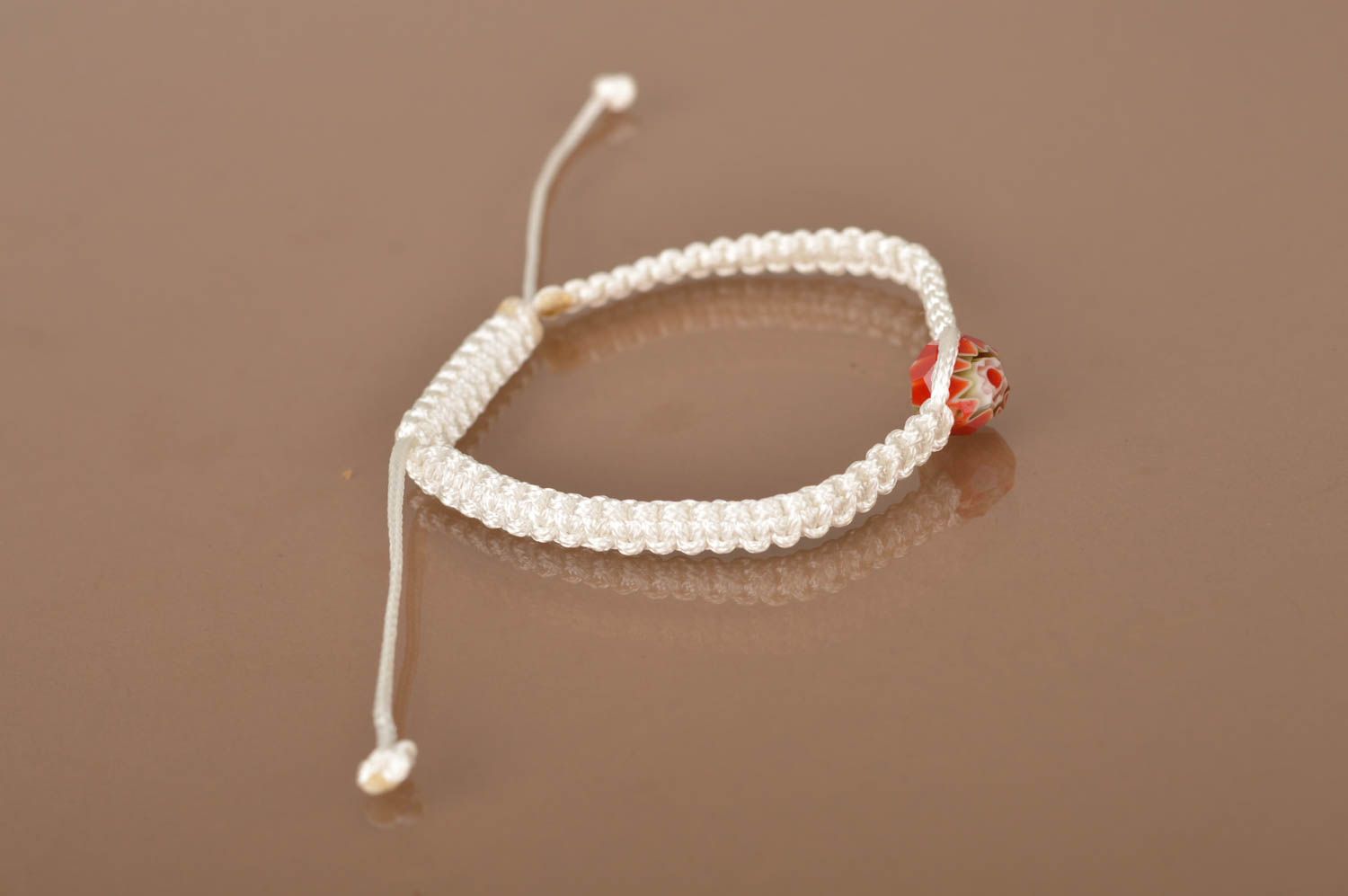 Тонкий плетеный браслет с бусиной с регулируемым размером белый ручная работа фото 4