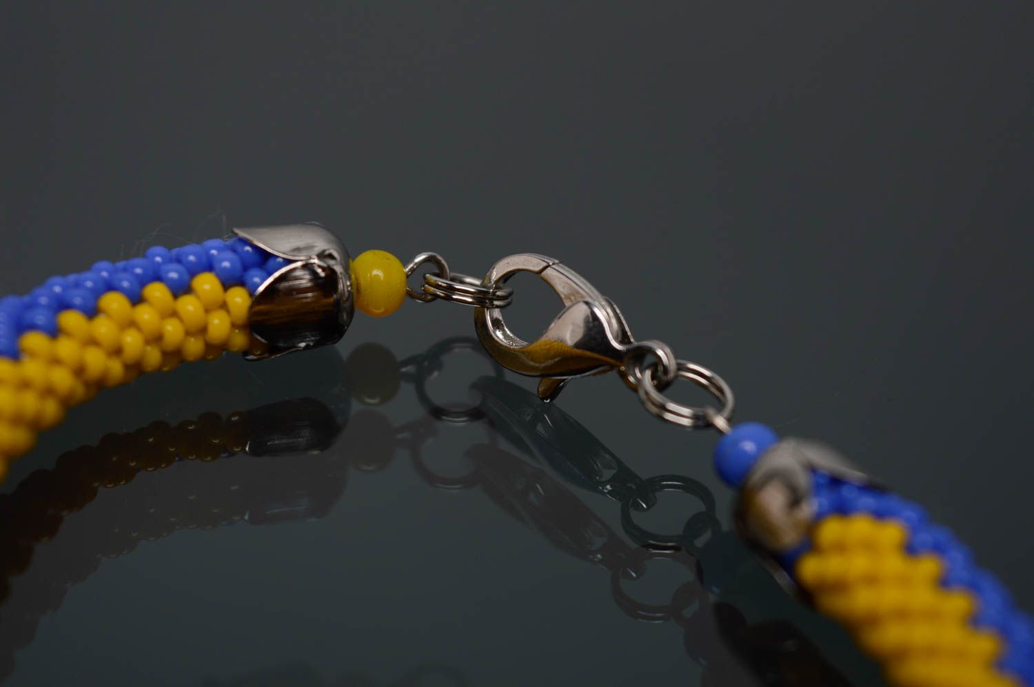 Сине-желтый браслет из бисера фото 5