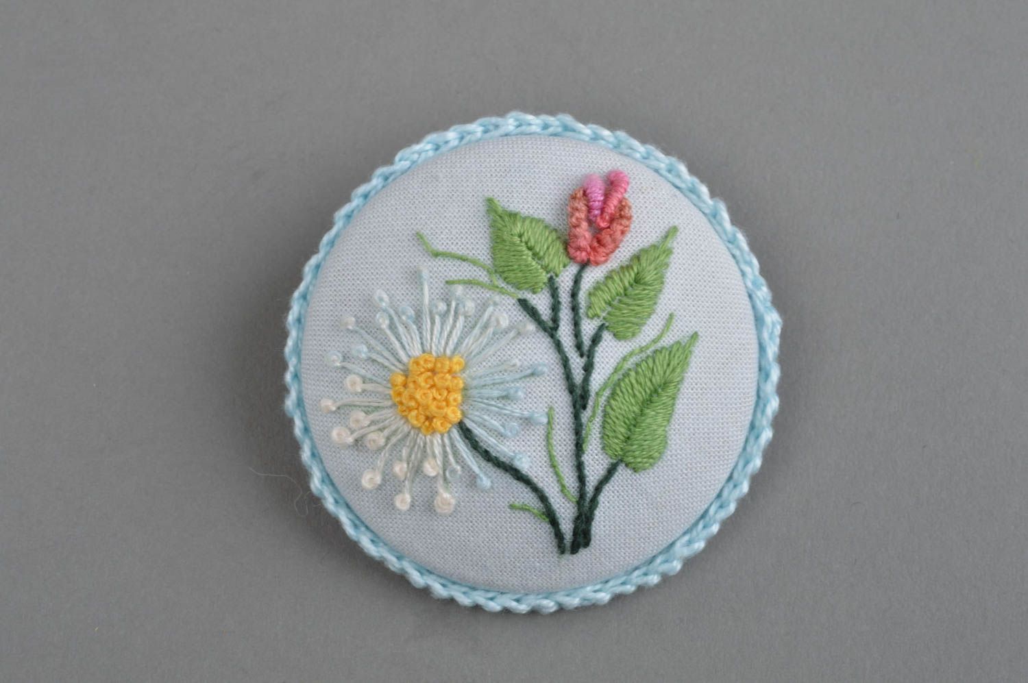 Schöne himmelblaue handgemachte Brosche mit Stickerei Blume auf Holzbasis foto 2