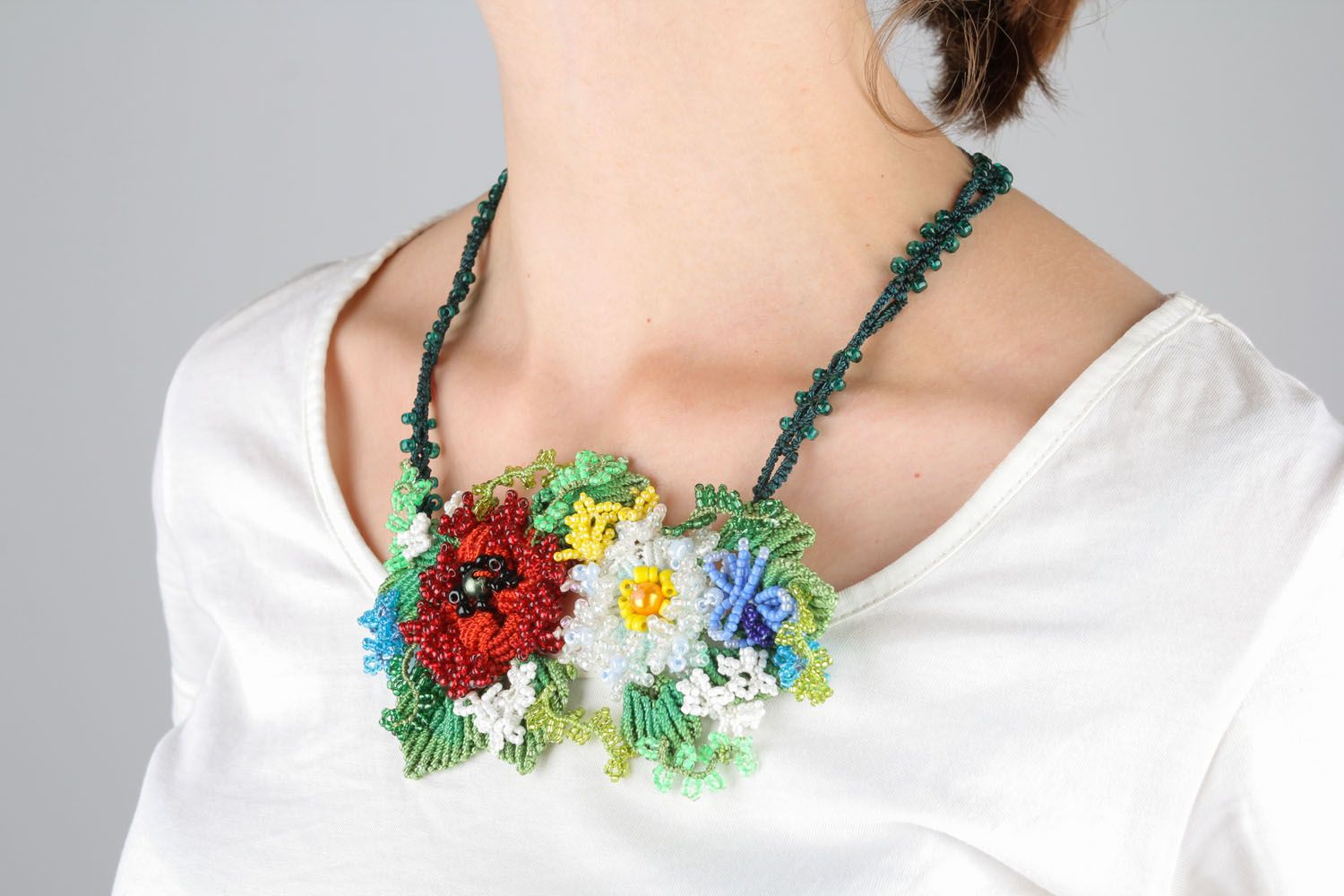 Bright beaded necklace with flowers photo 1