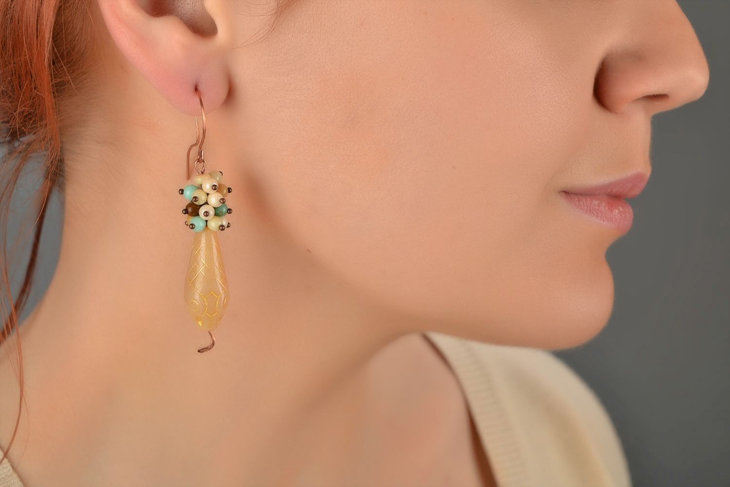 Handgemachte originelle lange Ohrringe aus Glasperlen schön in Braun stilvoll  foto 1